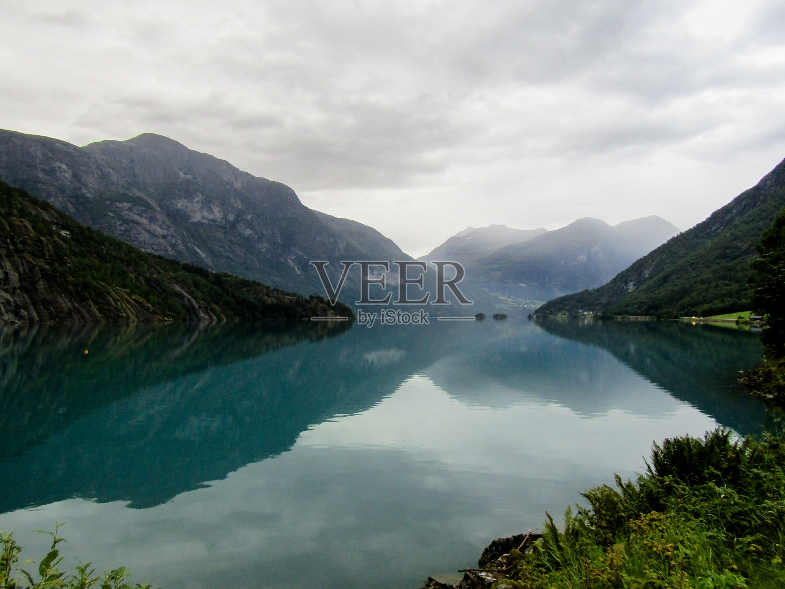 美丽宁静的风景，挪威的湖泊和山脉照片摄影图片