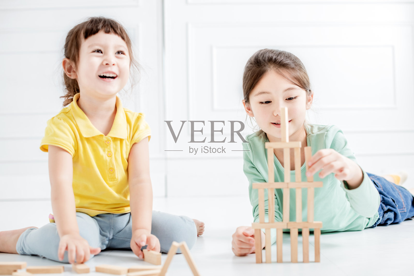 快乐的两个小女孩玩积木，玩得开心照片摄影图片
