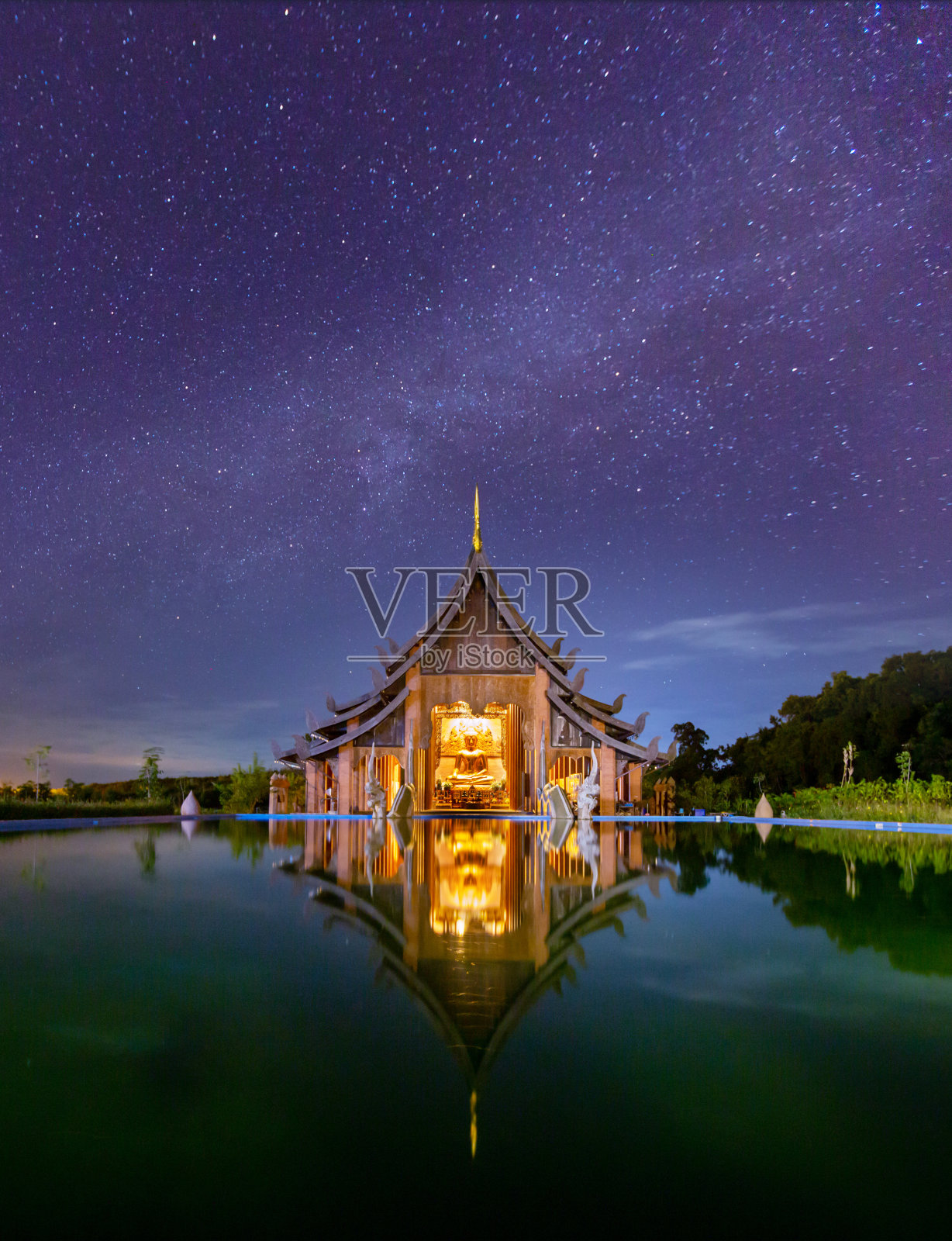 星空背景下的寺庙夜景。乌东他尼省的佛教教堂寺庙。泰国。摩诃礼拜日的概念。佛法撤退照片摄影图片