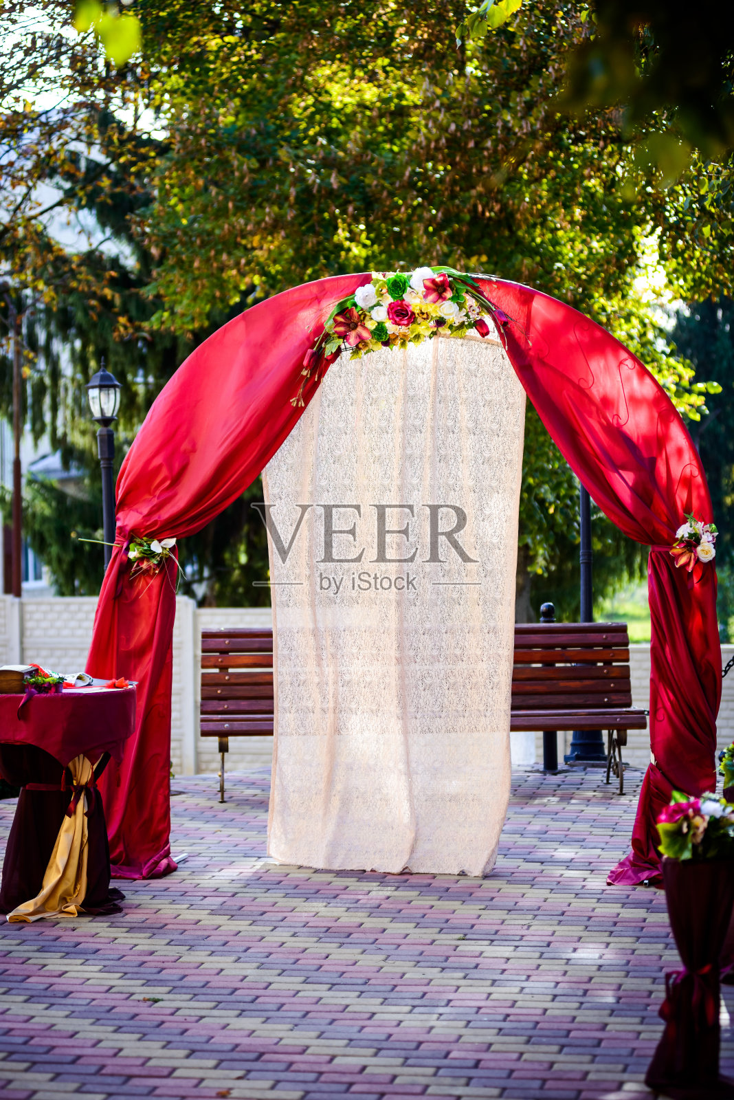婚礼拱门与漂亮的花装饰照片摄影图片