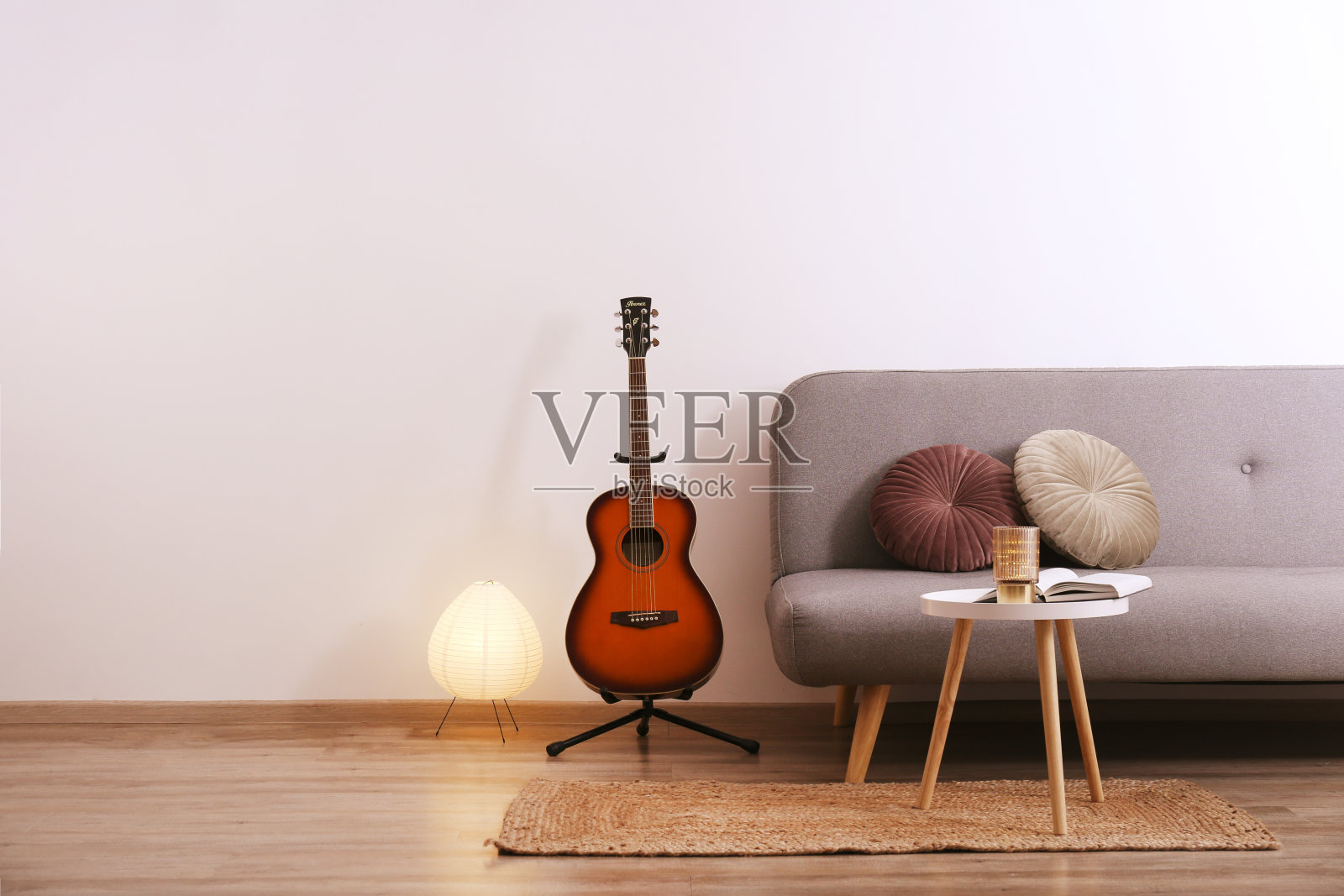 红木琴颈和光滑的红木指板的小吉他照片摄影图片