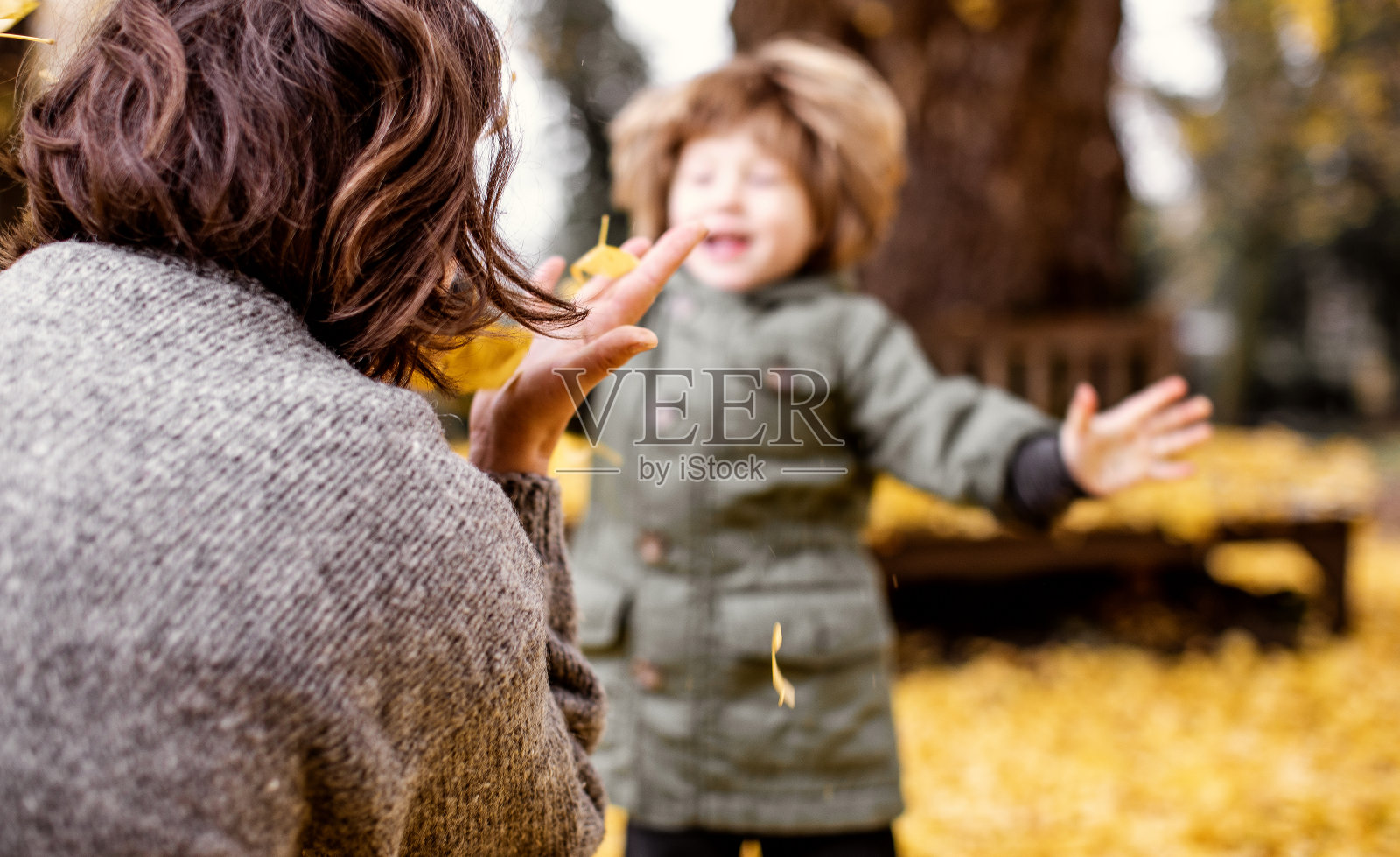 一个孩子和他妈妈在公园里玩耍的照片照片摄影图片