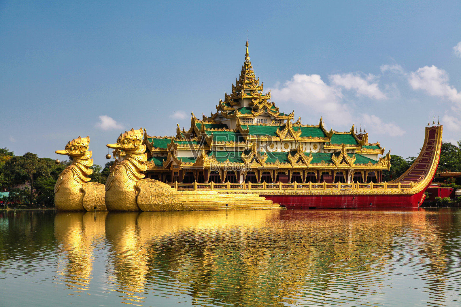 漂浮的金庙，卡拉维克在坎大多吉湖，仰光，缅甸照片摄影图片