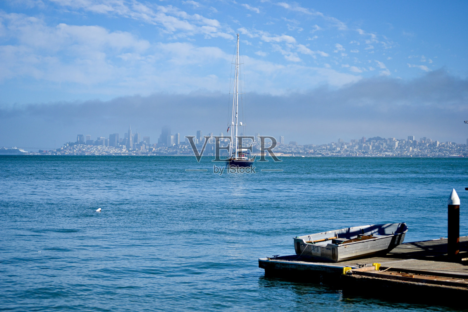 旧金山湾上的帆船，有雾，码头，昏暗照片摄影图片