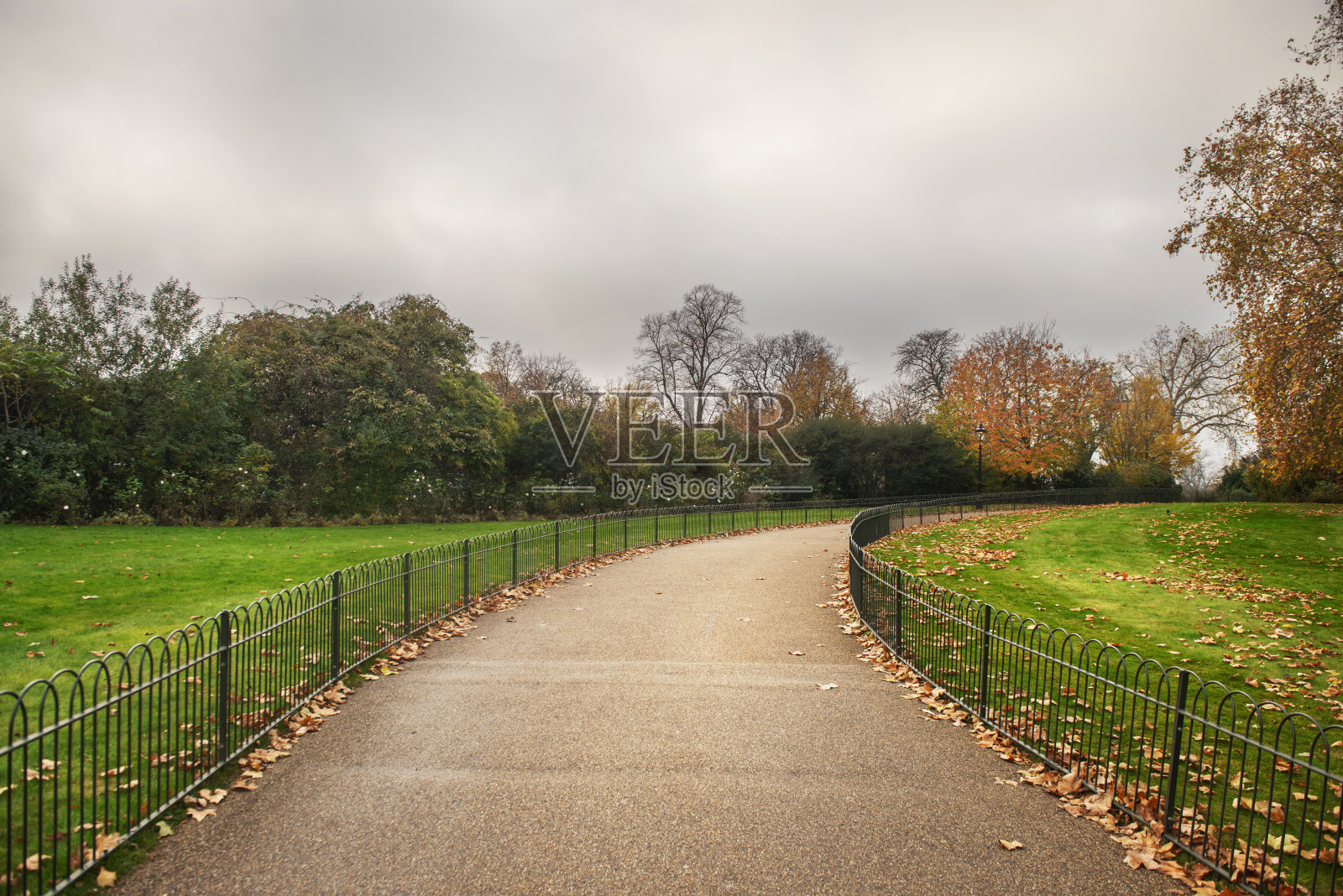 英国伦敦海德公园秋季空旷的人行道照片摄影图片