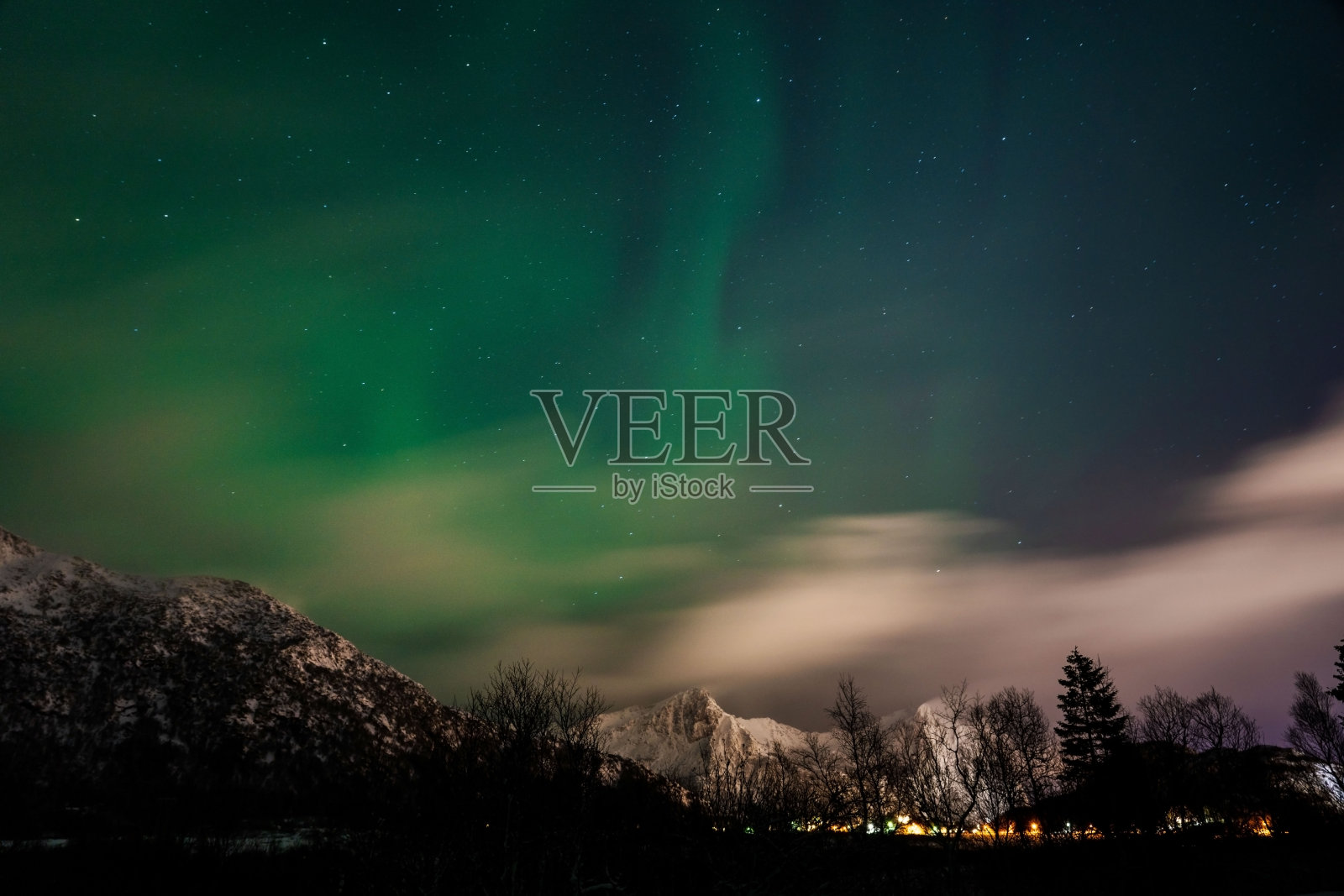夜景照片与山脉和森林，北极光在天空。挪威北部。照片摄影图片