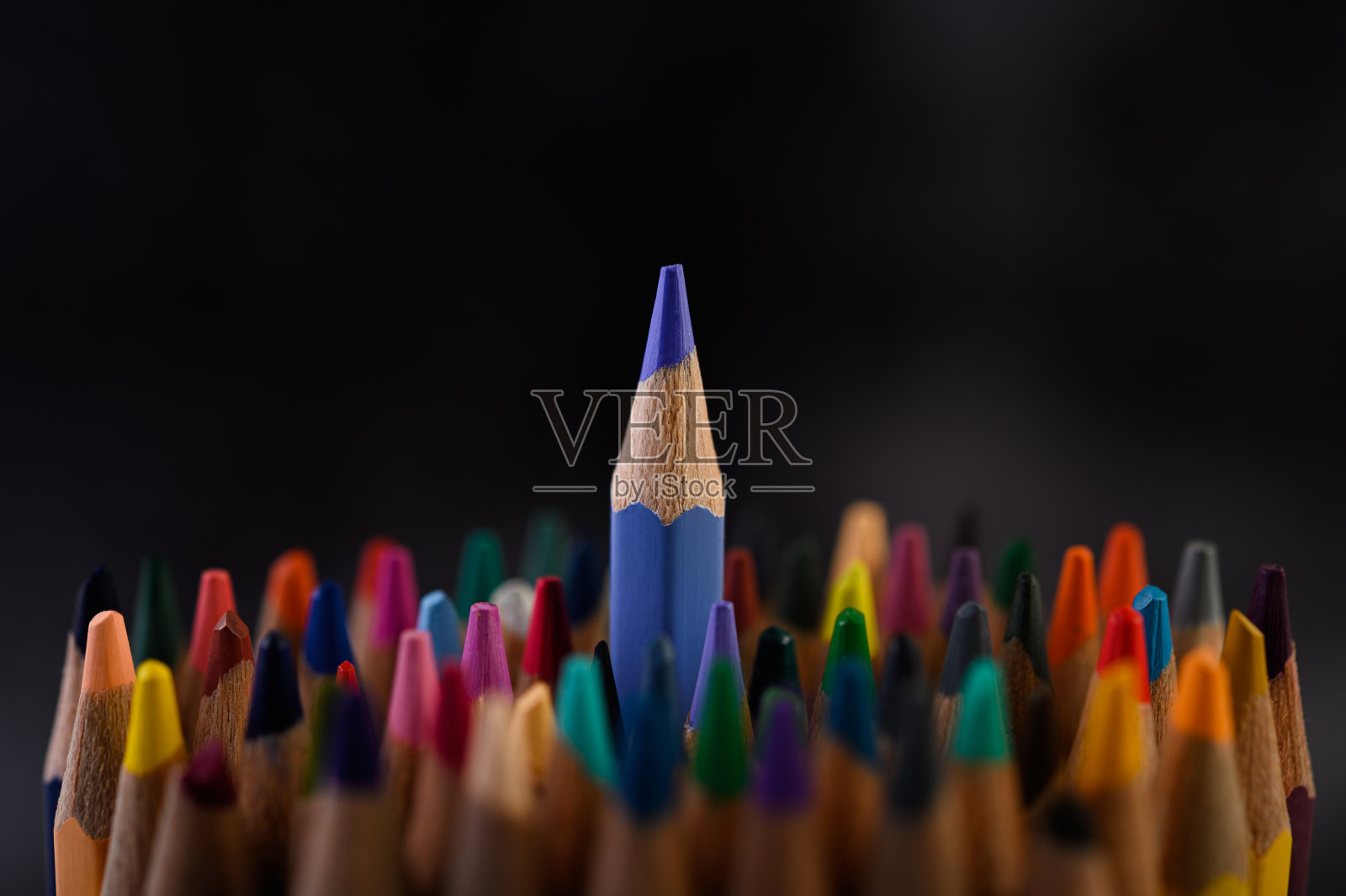 特写用一组彩色铅笔，选定焦点，蓝色照片摄影图片