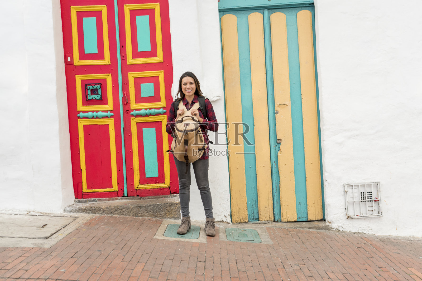 25岁的拉丁妇女独自在波哥大的历史街道上旅行照片摄影图片