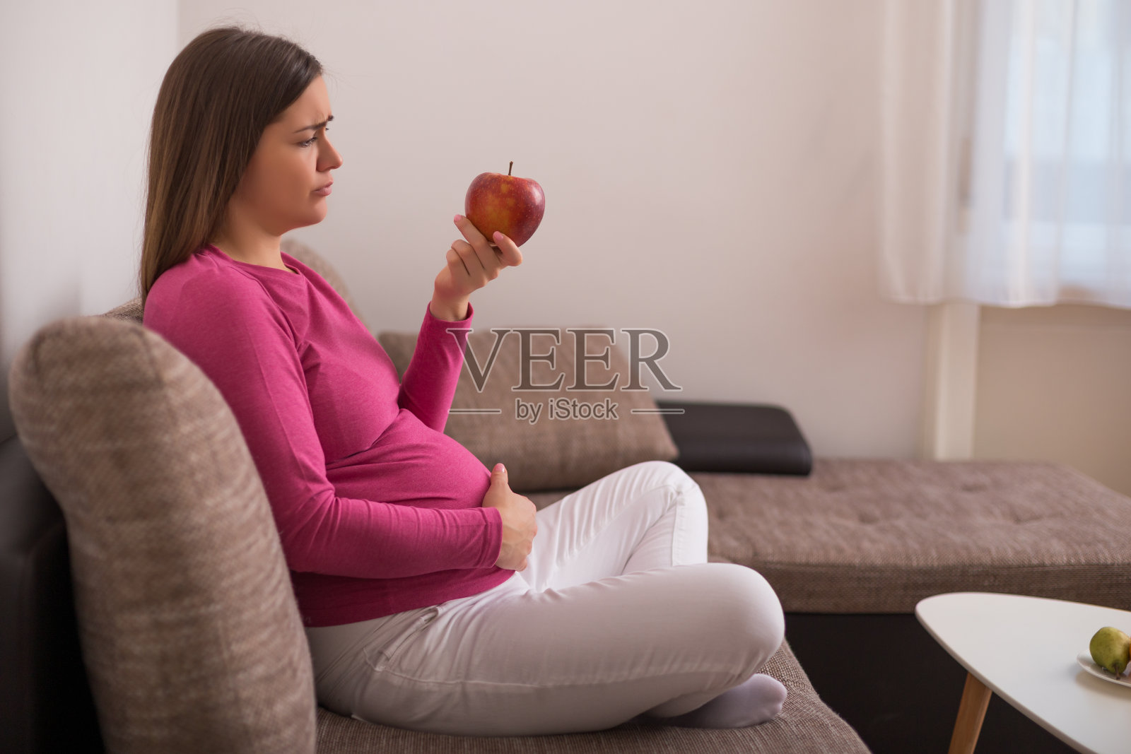 孕妇不想吃水果照片摄影图片