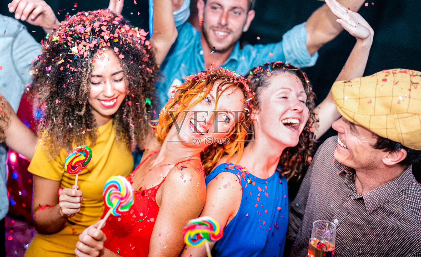 多种族的朋友在派对庆祝后喝得开心-年轻人在夜总会跳舞-友谊概念凉爽的娱乐心情-生动的滤镜与焦点红发女孩照片摄影图片