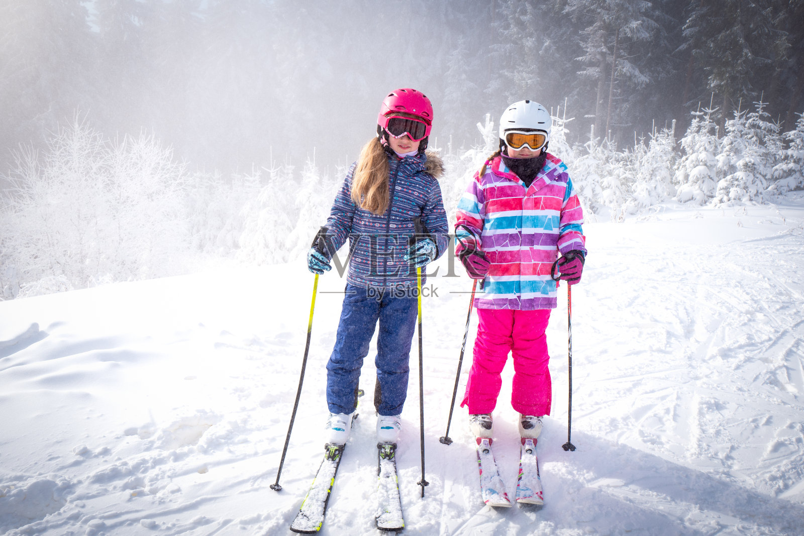 两个年轻女孩在滑雪坡摆姿势照片摄影图片
