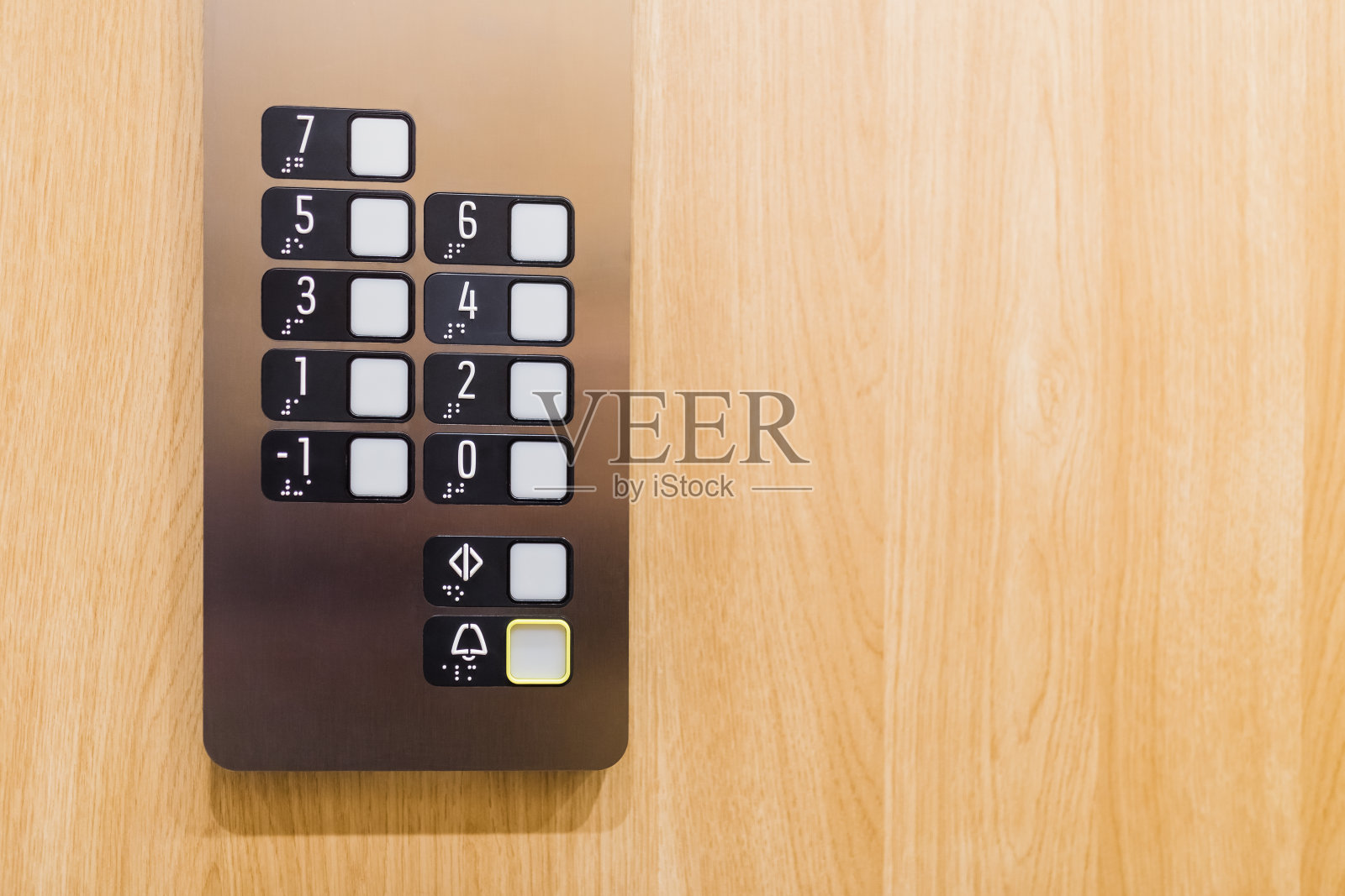 现代化的电梯键盘楼层按钮。照片摄影图片