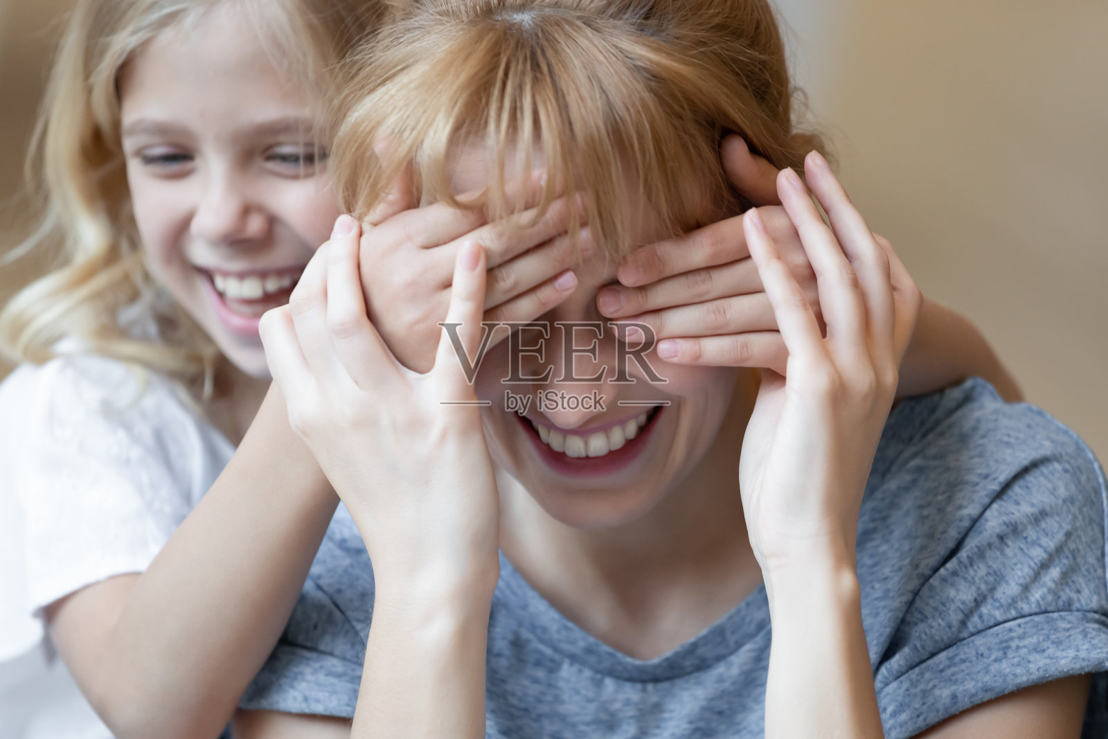 蓝色背景中双手合拍的年轻兴奋的女孩快乐的笑容喜获胜利 库存照片. 图片 包括有 乐趣, 欲死欲仙, 表达式 - 224366430