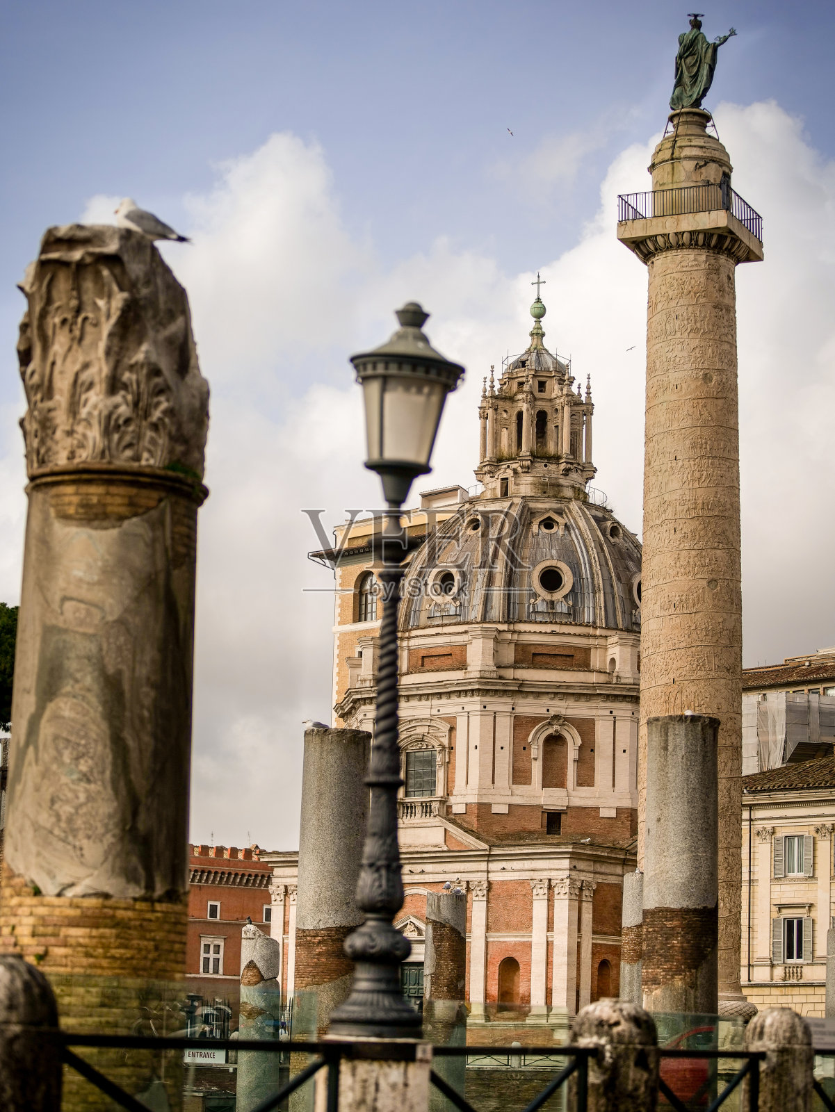 图拉真圆柱和罗马广场照片摄影图片