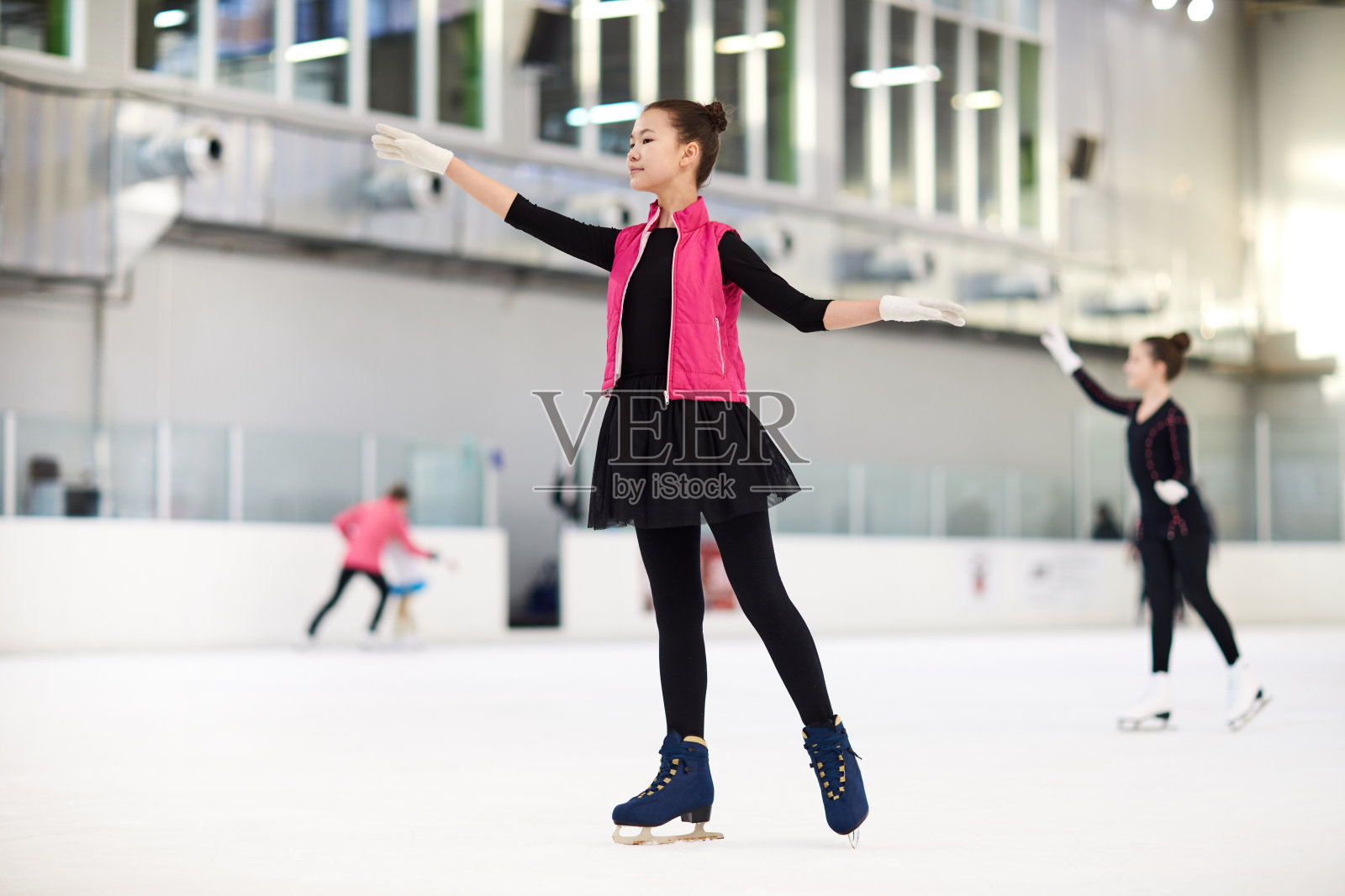 青少年亚洲女孩花样滑冰照片摄影图片