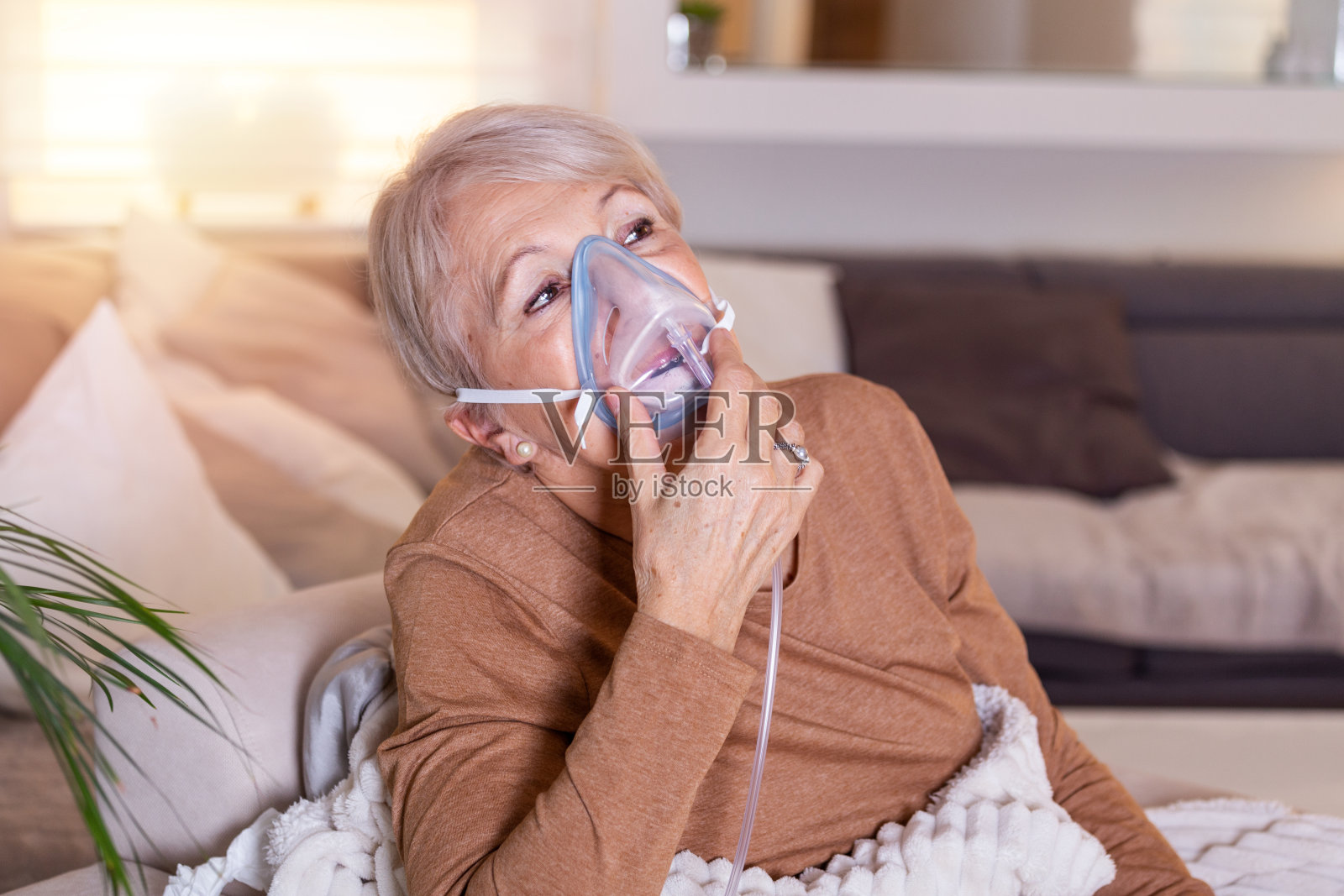 34、有病的老婆子使人吸入，药是最好的药。患病的老年妇女戴着氧气面罩，正在接受治疗。带着吸入器的资深女士照片摄影图片