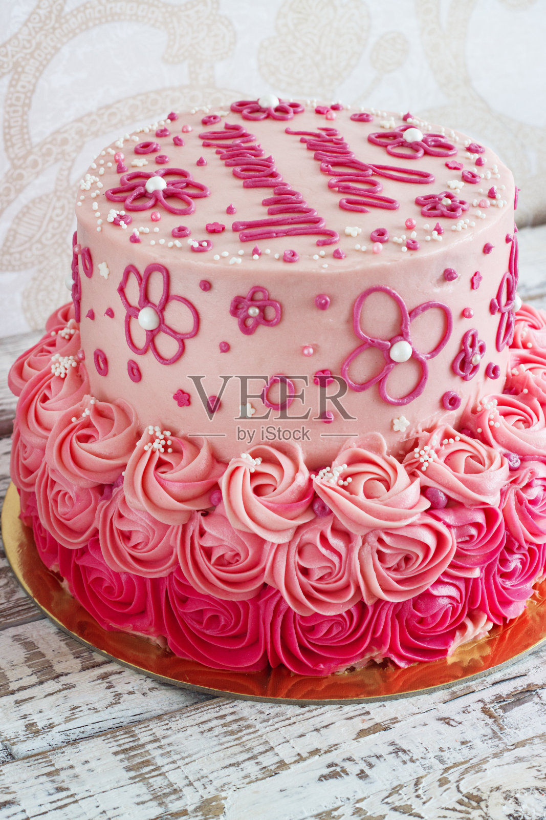 喜庆的粉色蛋糕，以奶油玫瑰为背景的女孩照片摄影图片