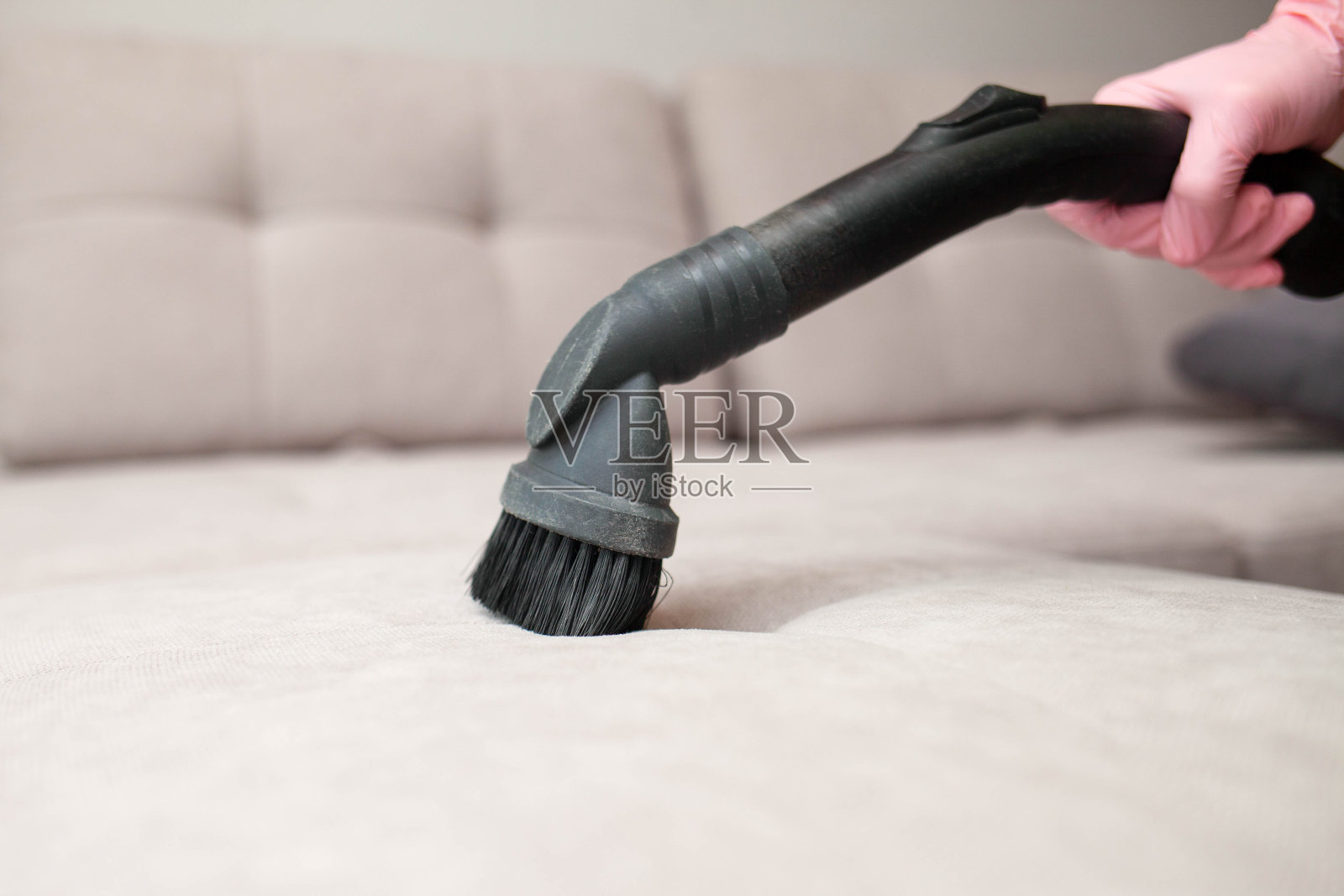 近距离妇女的手清洁沙发使用吸尘器在家沙发照片摄影图片