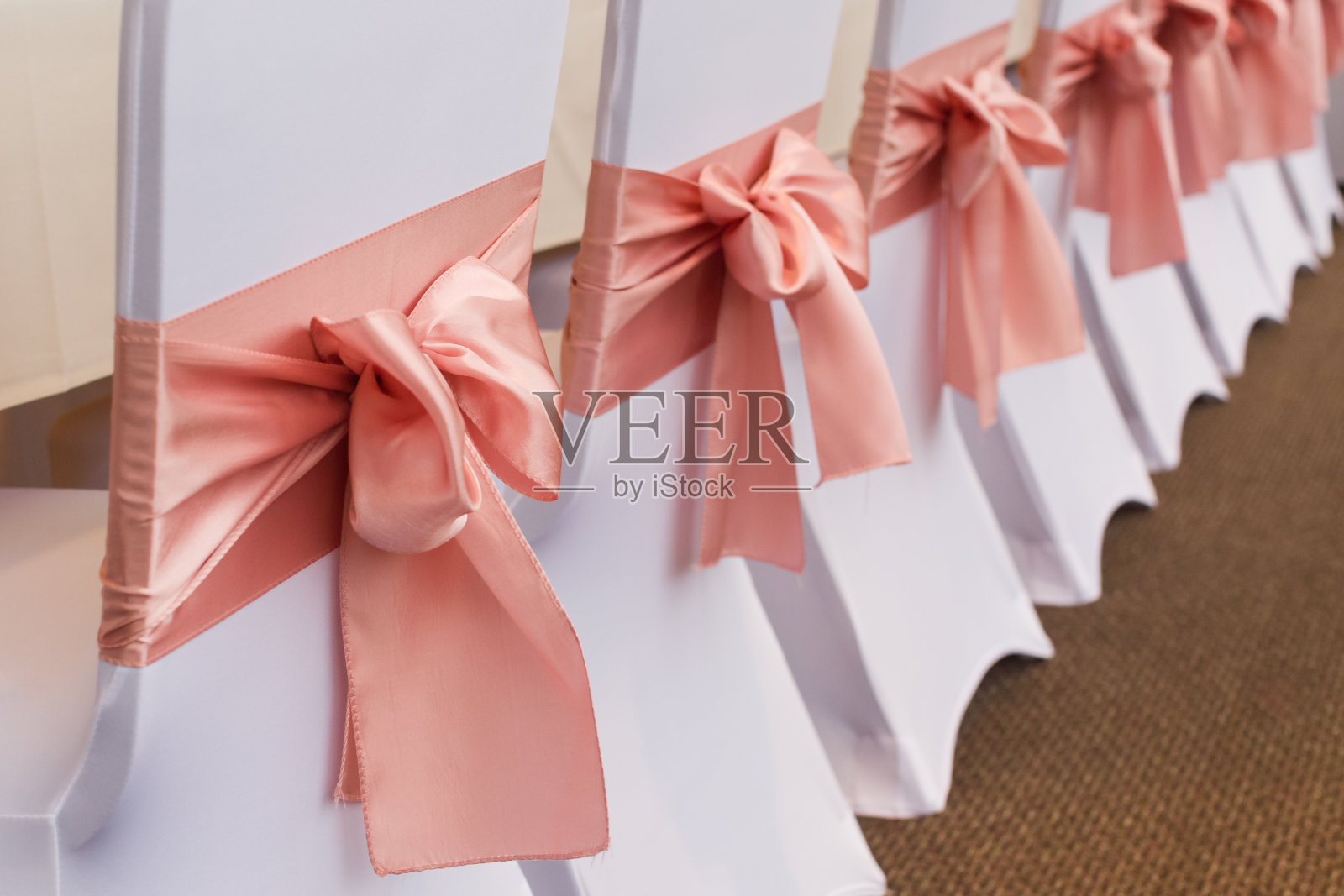 粉色丝绸椅子腰带与蝴蝶结的婚礼或事件照片摄影图片