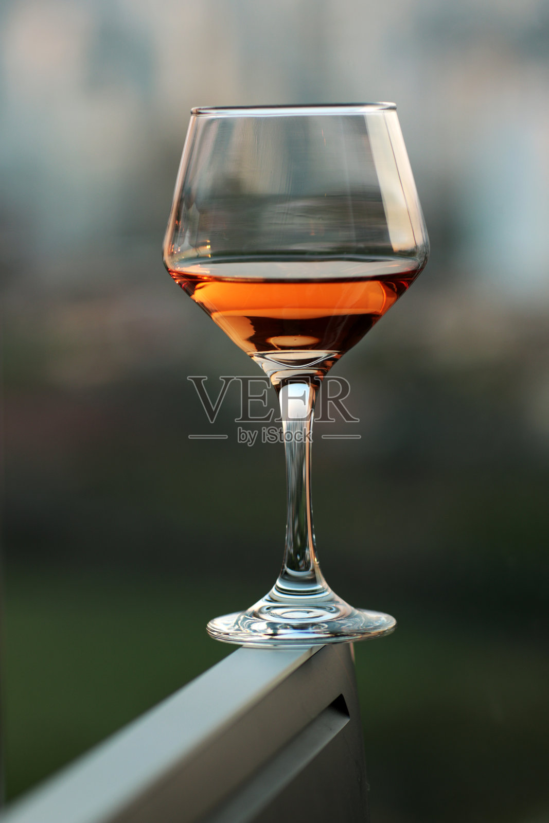 一杯玫瑰葡萄酒照片摄影图片
