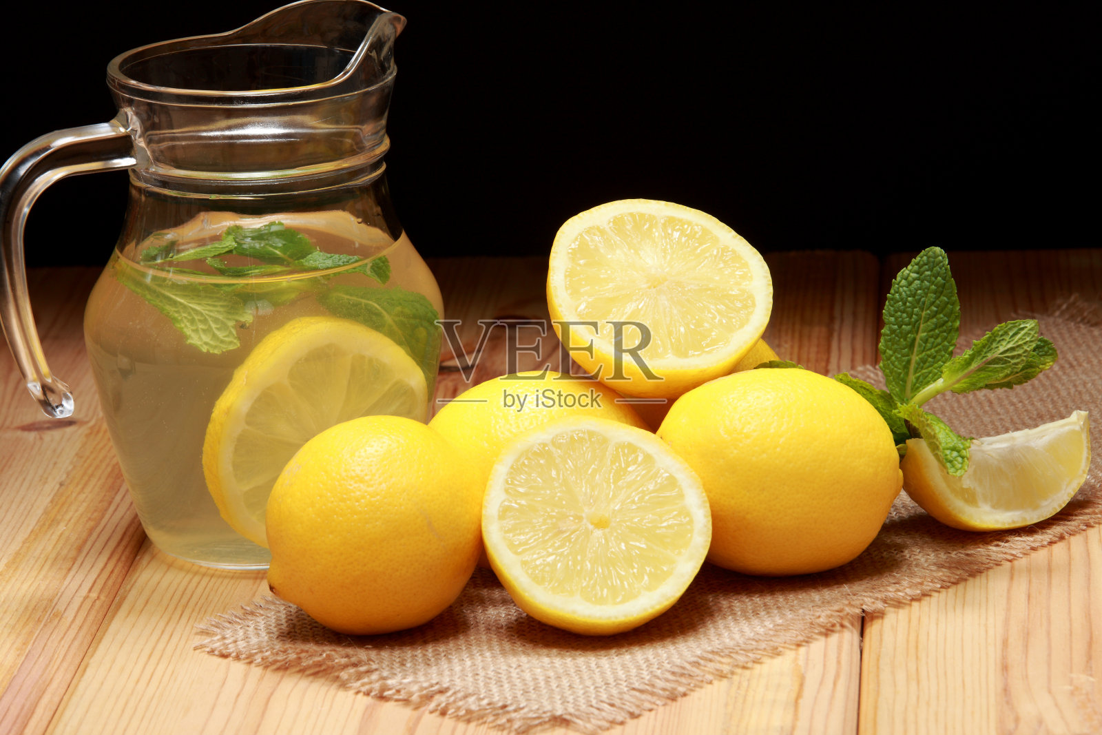 新鲜采摘的柠檬，黑色背景的木桌照片摄影图片