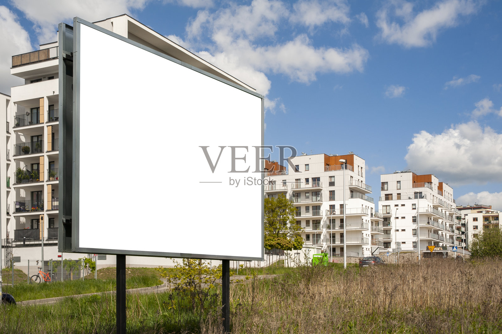 现代住宅楼前的空白广告牌照片摄影图片