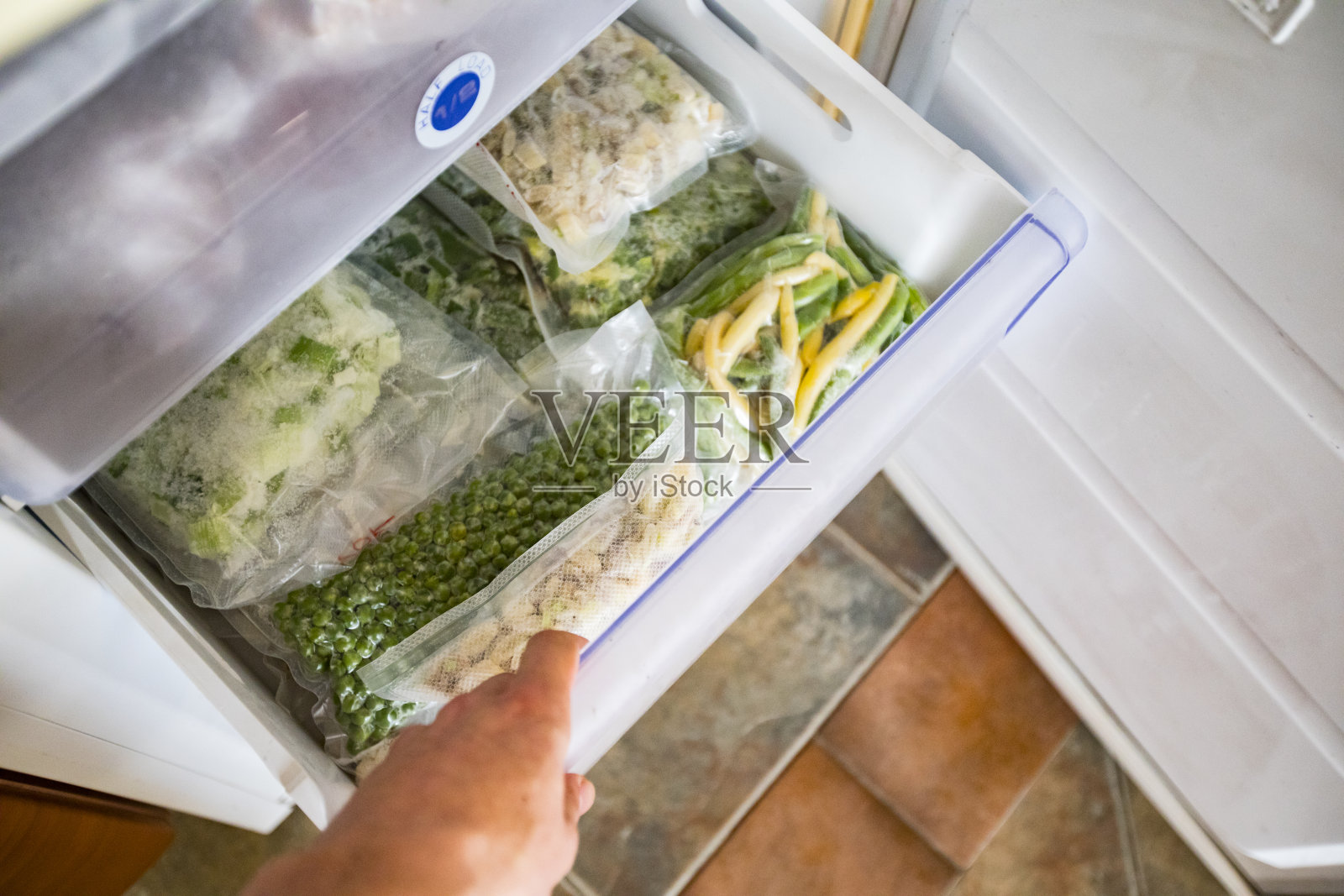 装满蔬菜的冰箱抽屉照片摄影图片