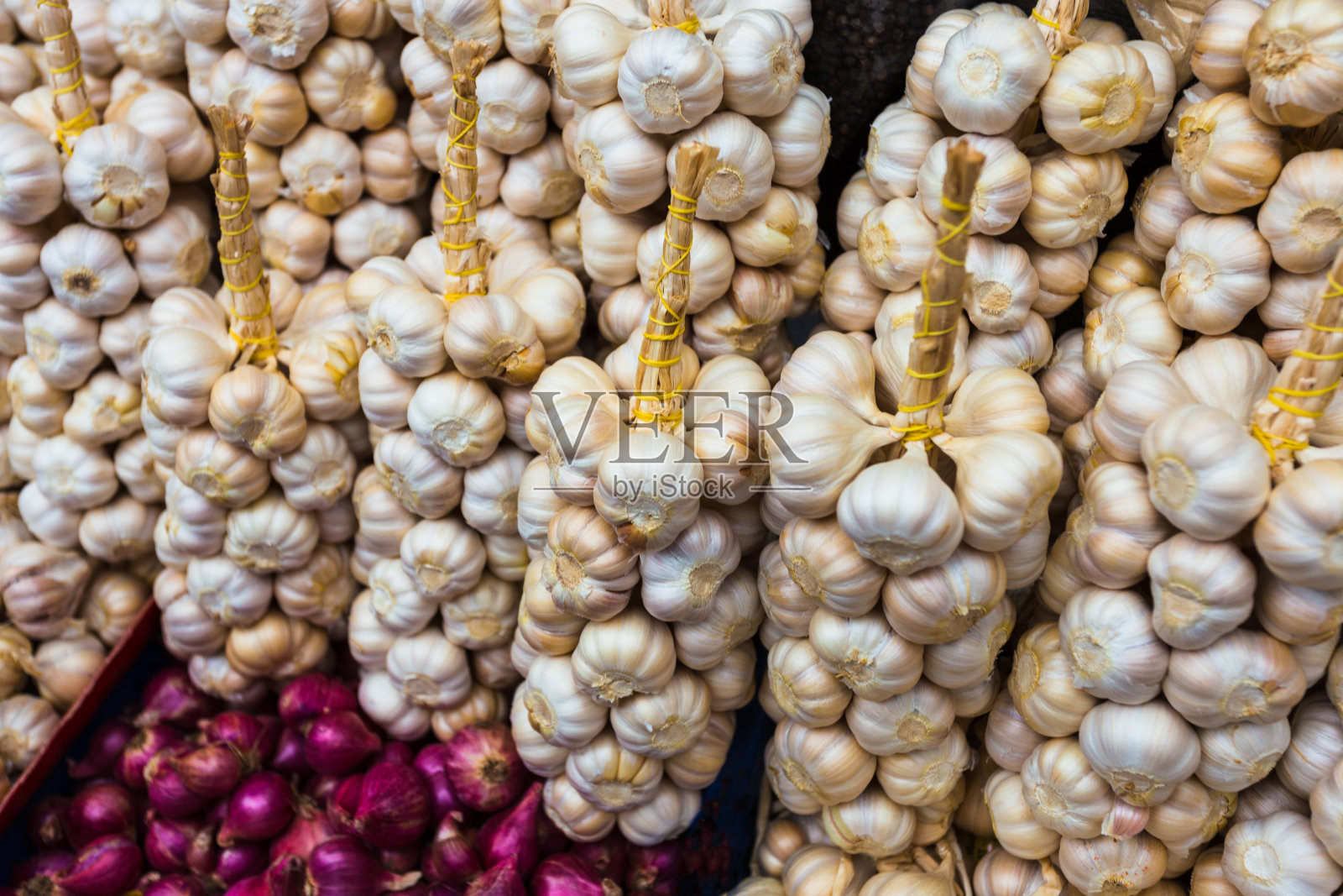 市场上卖大蒜的摊位照片摄影图片