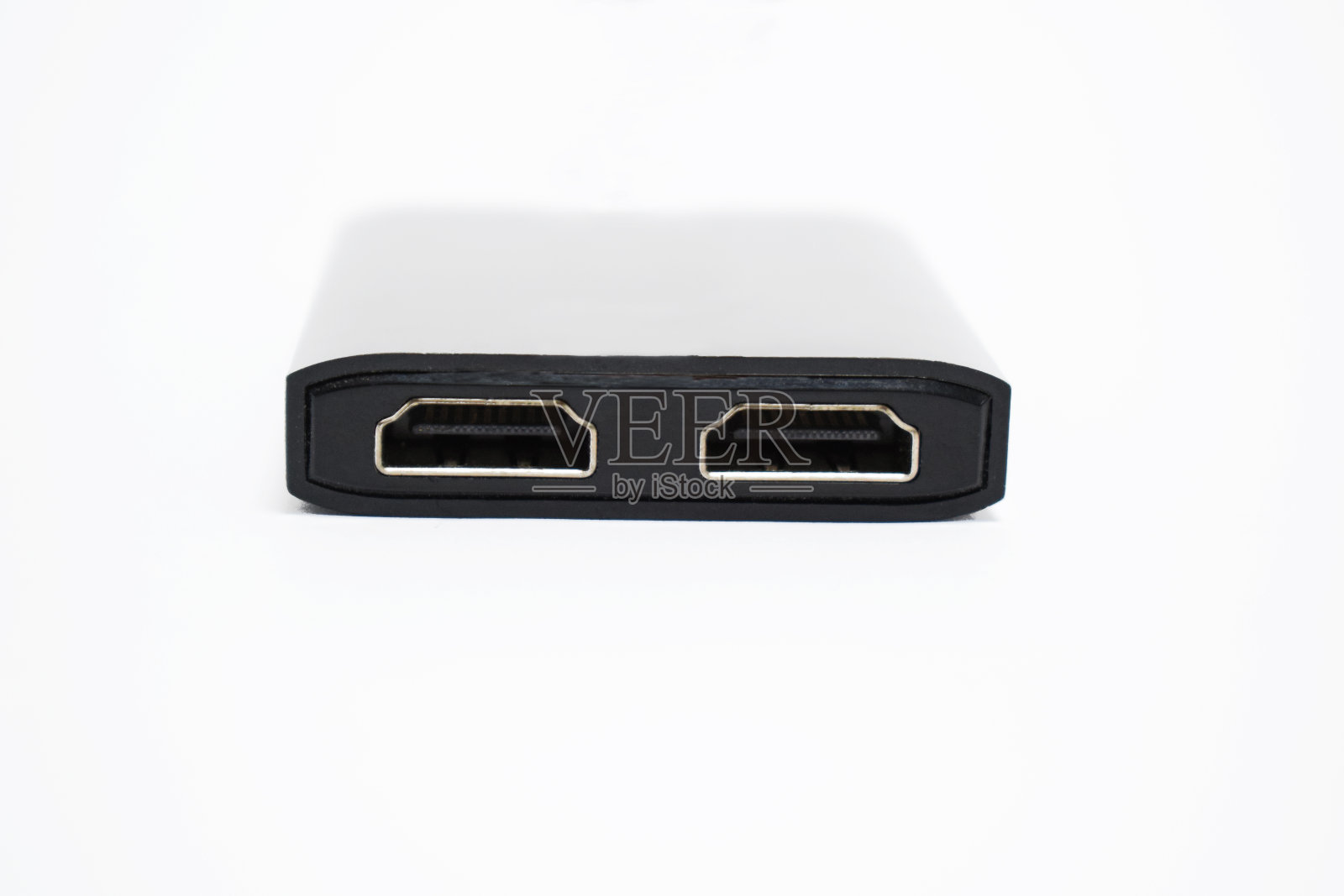 侧视图的黑色HDMI电缆有两个类似的端口连接电线，并放置在白色背景照片摄影图片