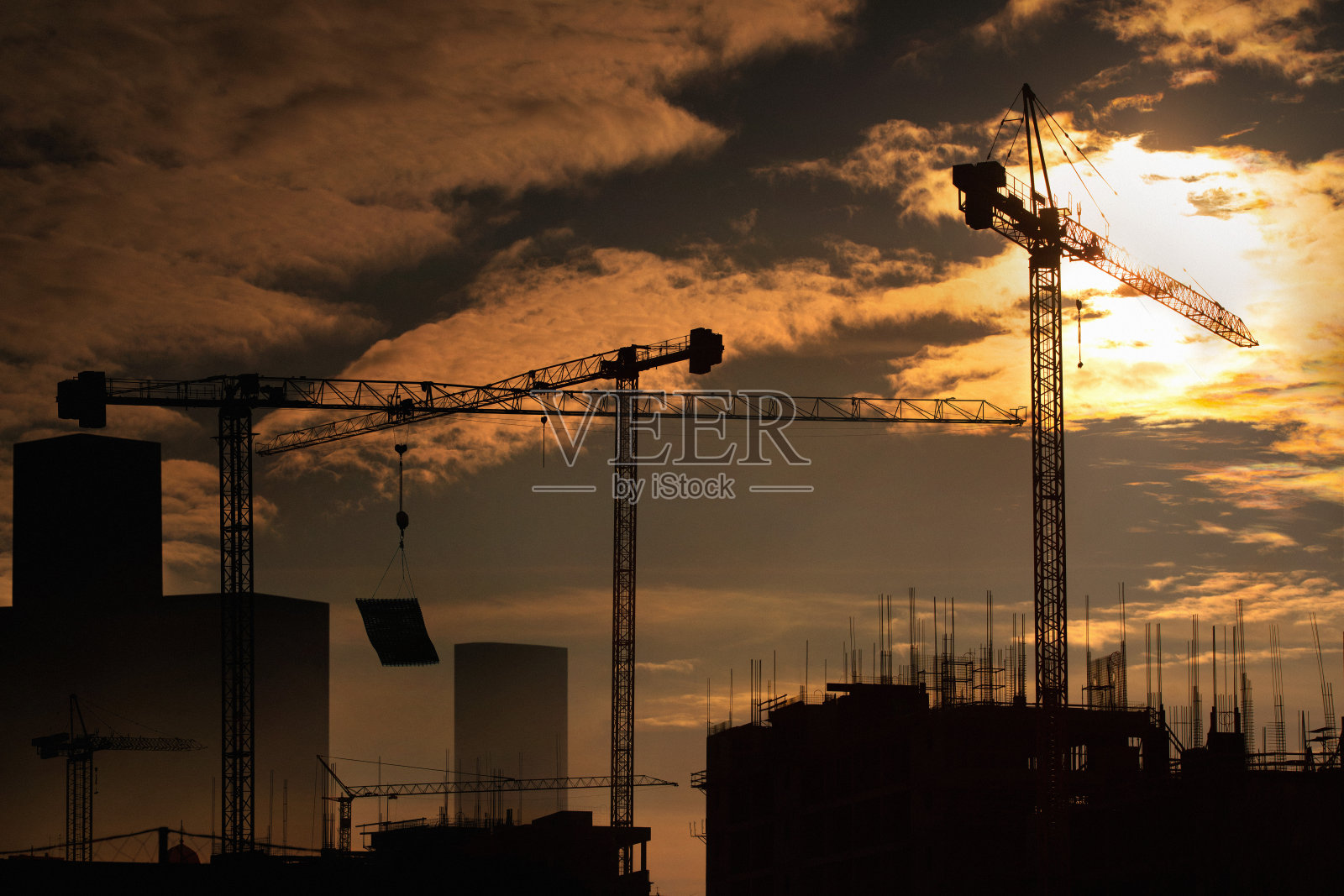 日落时的建筑工地。照片摄影图片