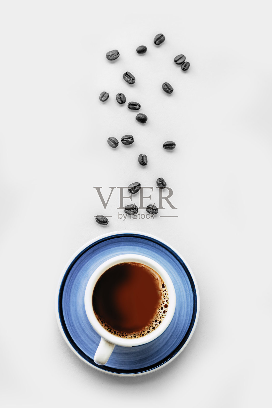 蓝色杯咖啡和咖啡豆在灰色背景-顶视图照片摄影图片