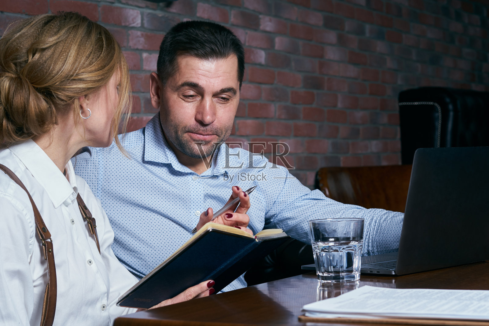 一对快乐的商业夫妻在一家餐厅用笔记本电脑一起工作照片摄影图片