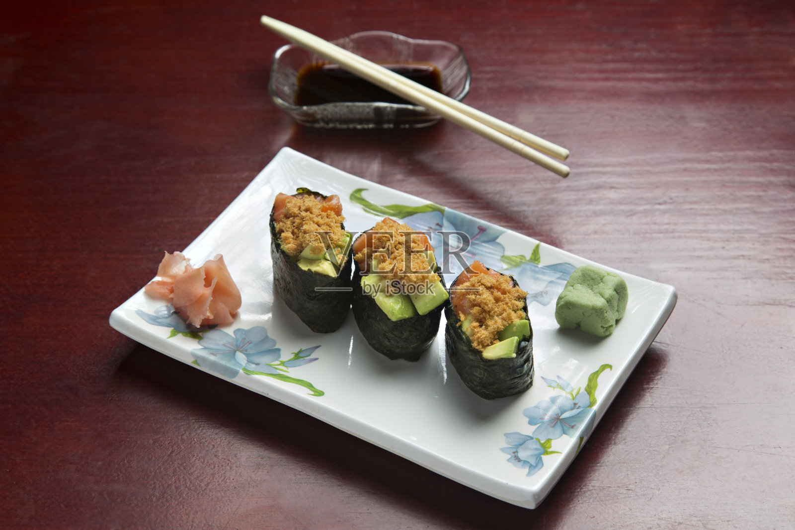 日式鲑鱼寿司，木制背景。照片摄影图片