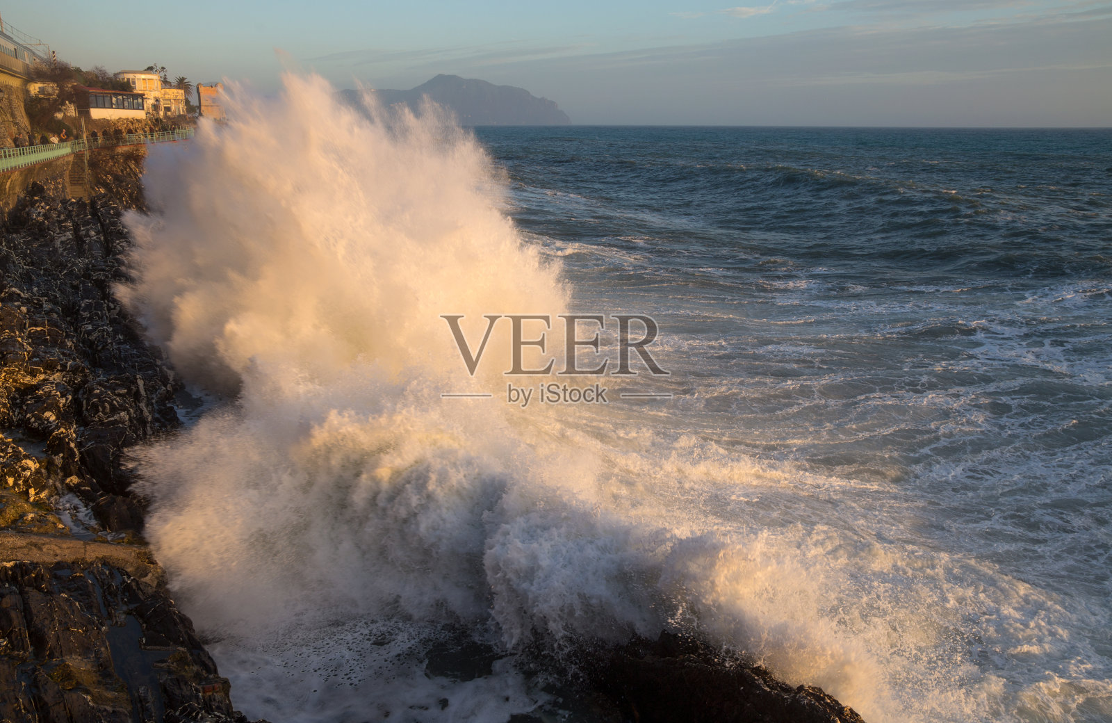 意大利利古里亚海岸，热那亚，纳维，波涛汹涌照片摄影图片