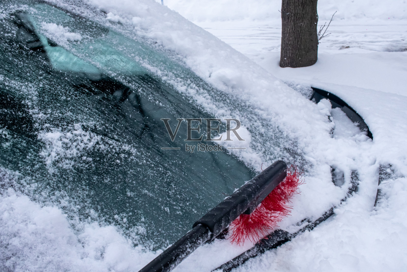 掸掉汽车挡风玻璃上的雪照片摄影图片