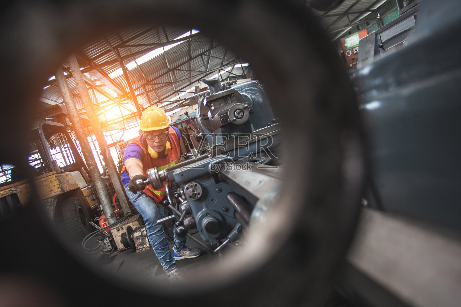 工业工程人员穿着安全制服控制操作车床磨床在工业工厂工作。照片摄影图片