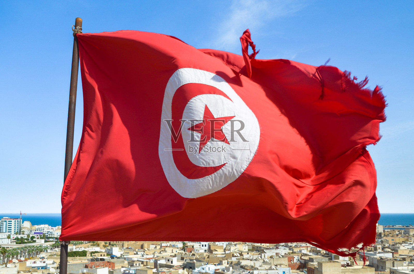 在突尼斯苏塞的中世纪麦地那，挥舞着突尼斯国旗。照片摄影图片