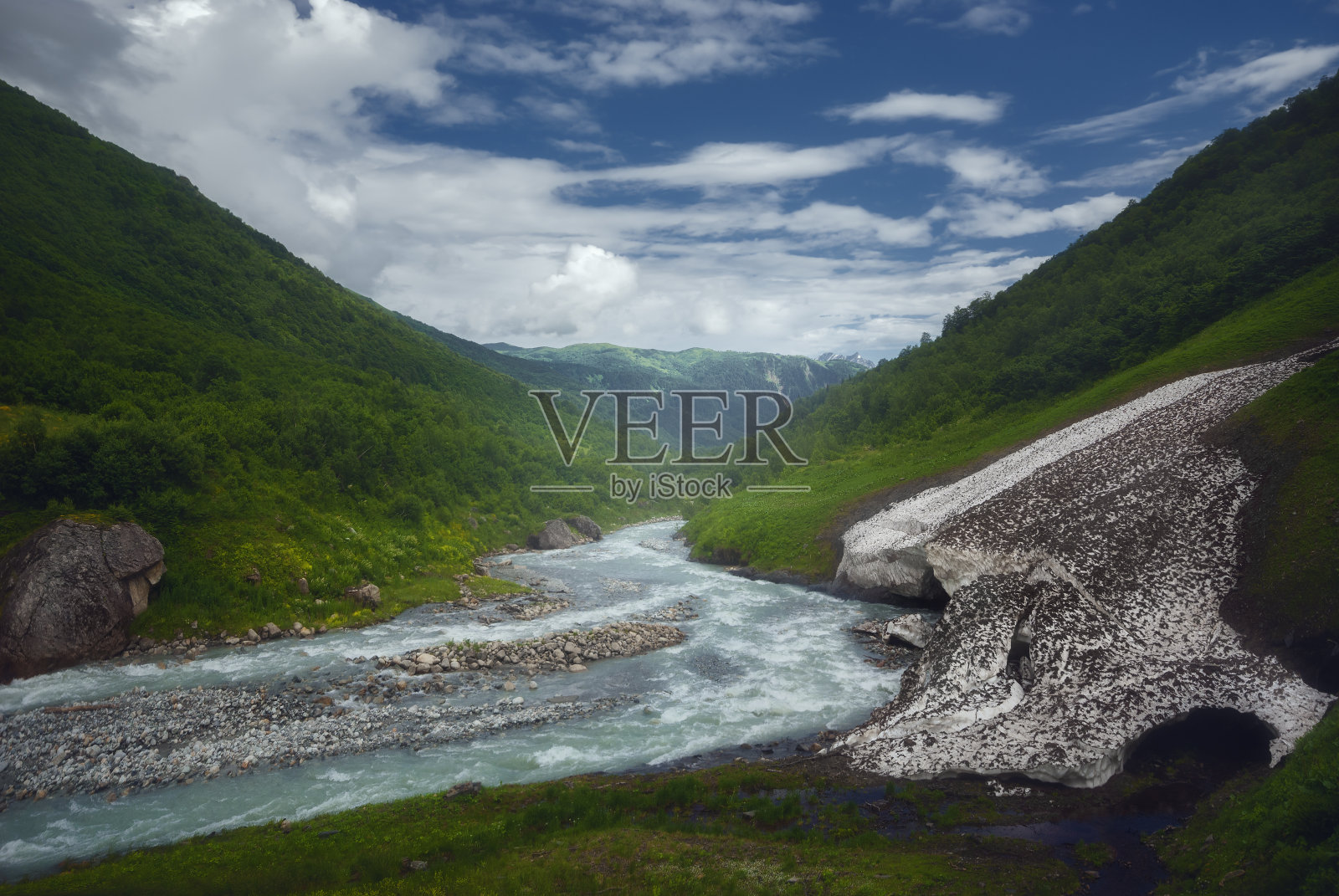 雨后湍急的山河在老冰川附近流动照片摄影图片