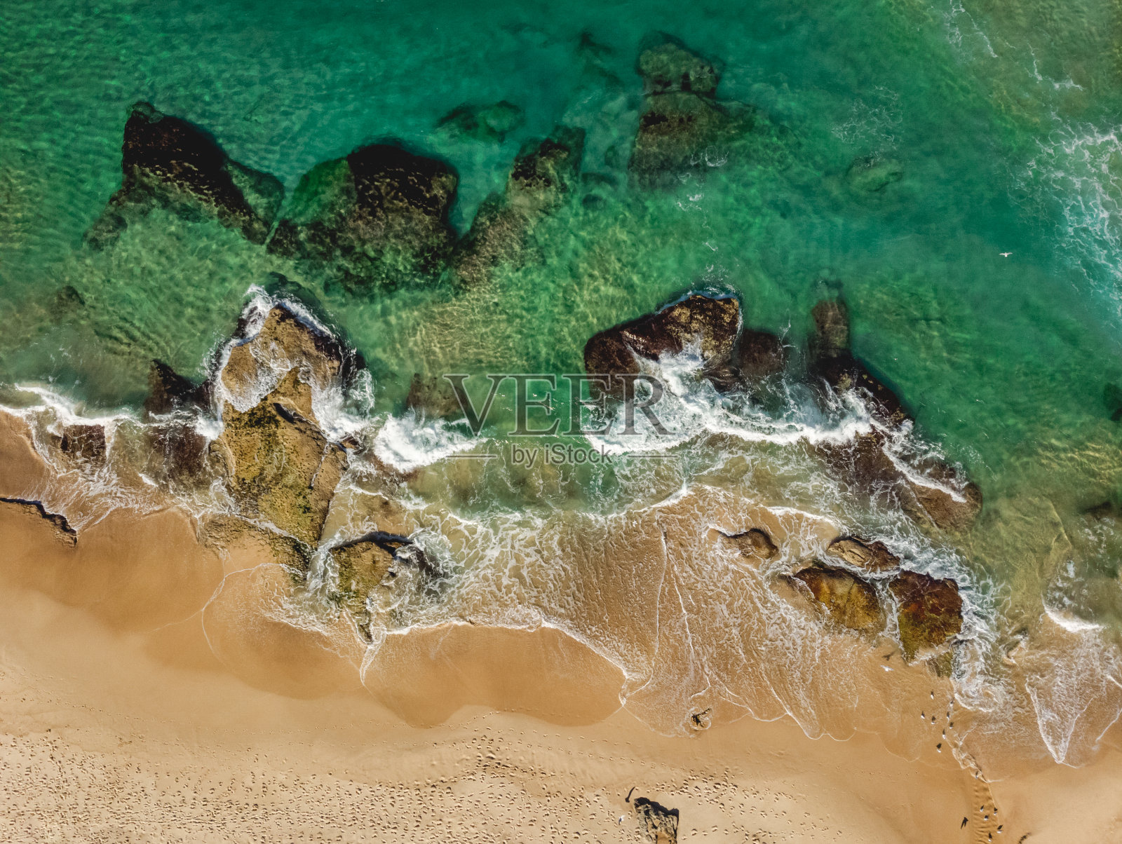 俯视图无人机空中海浪打破与岩石的沙滩照片摄影图片