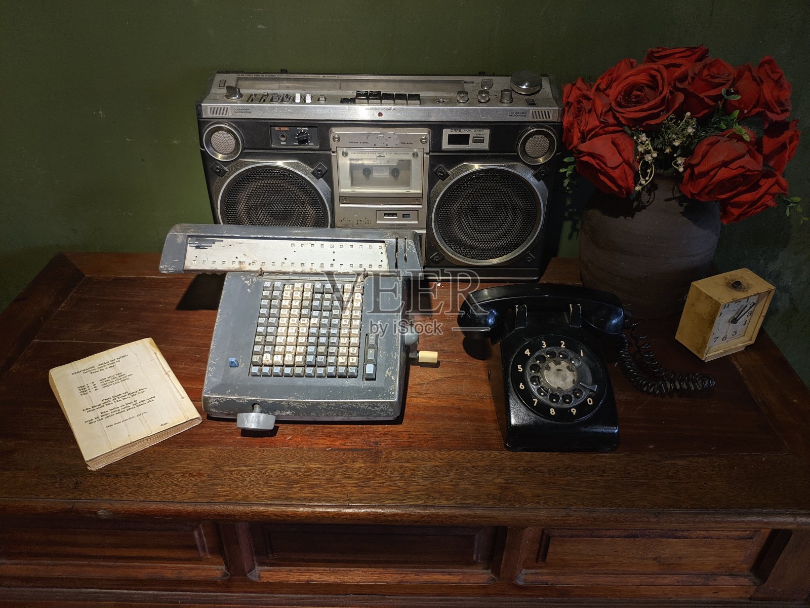 越南，木桌上的旧电话和过时的电子设备照片摄影图片