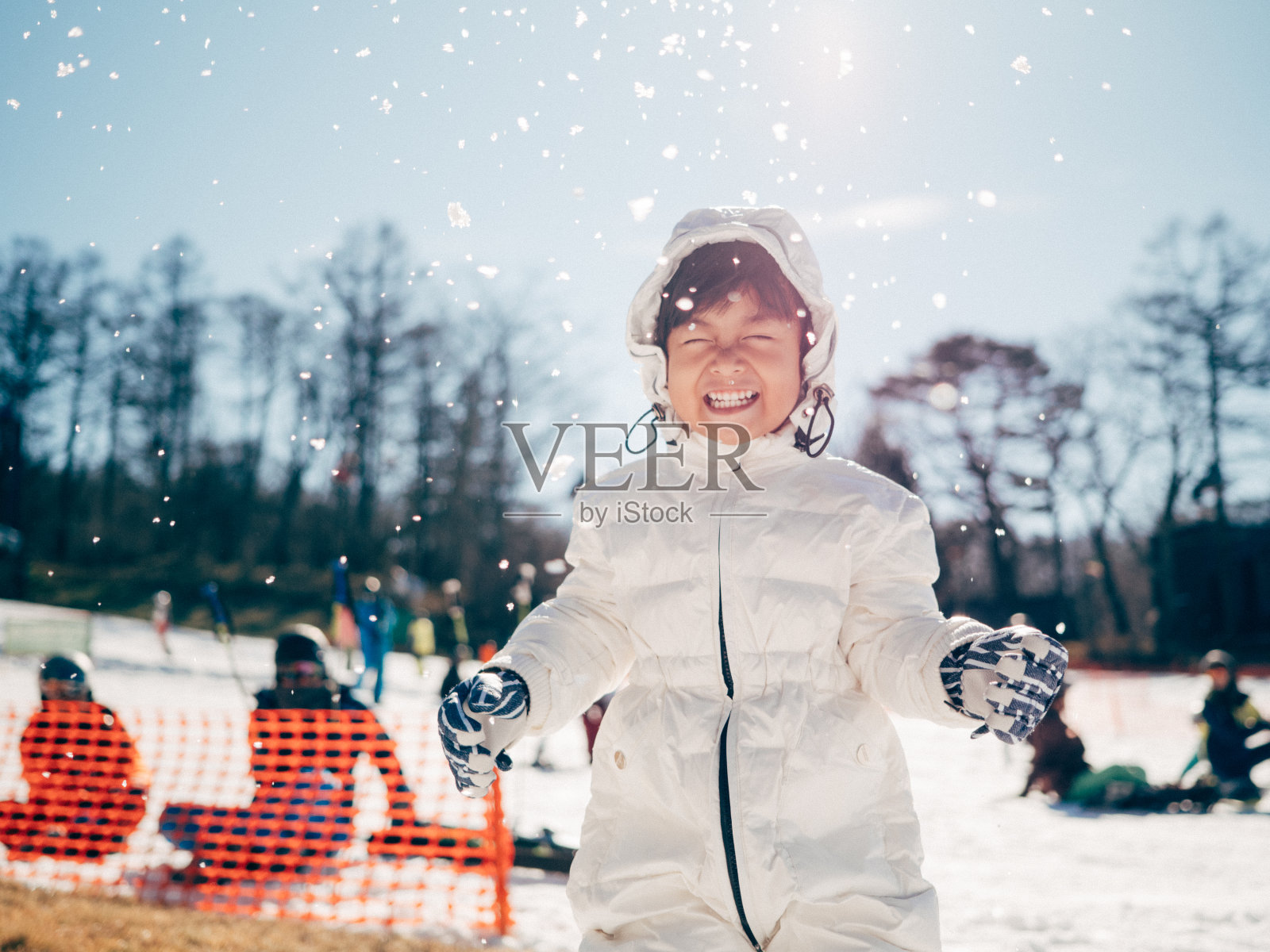 快乐的孩子在雪地里玩耍照片摄影图片