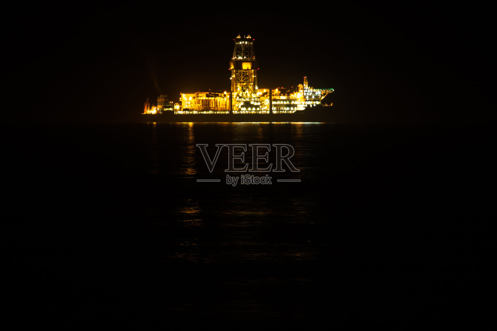 加那利群岛海上孤立的照明钻井平台照片摄影图片