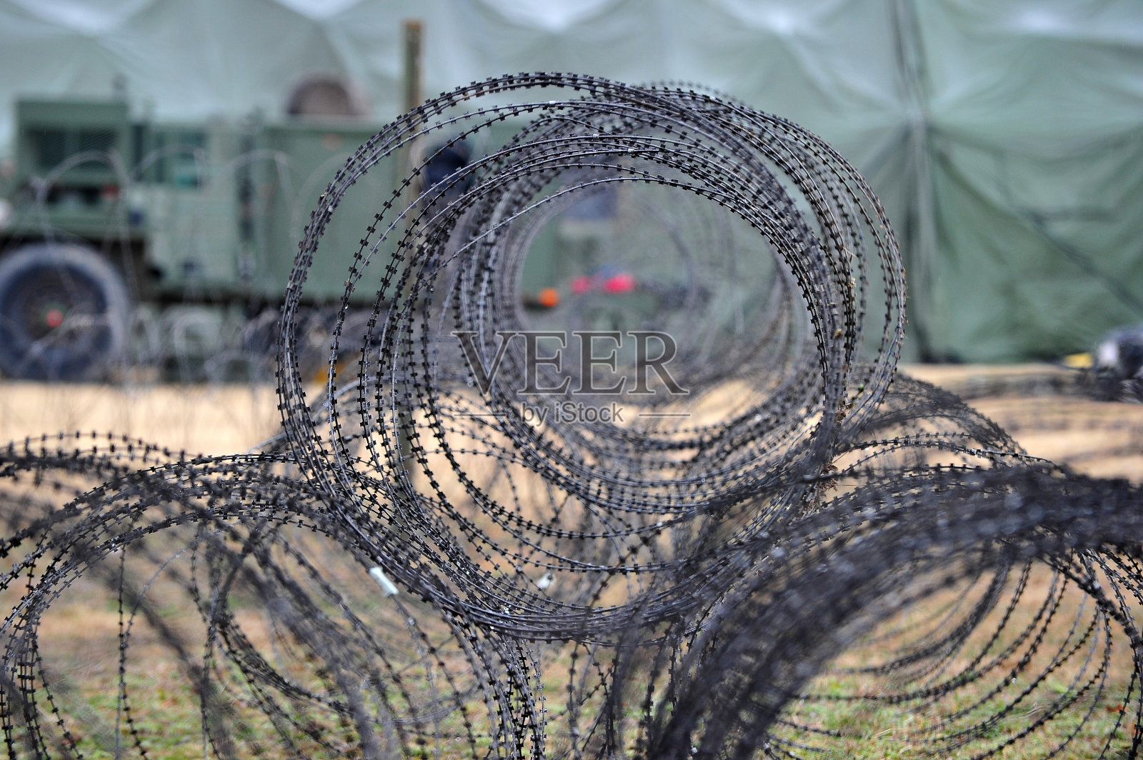 军区设置军事铁丝网围栏。照片摄影图片