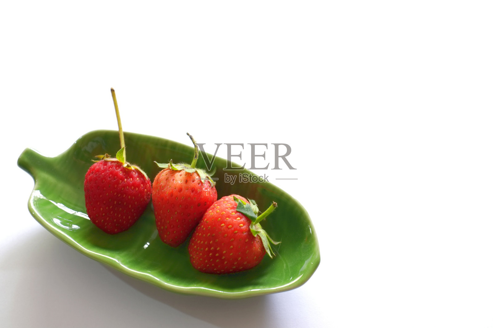 新鲜的绿草莓。在白色背景照片摄影图片