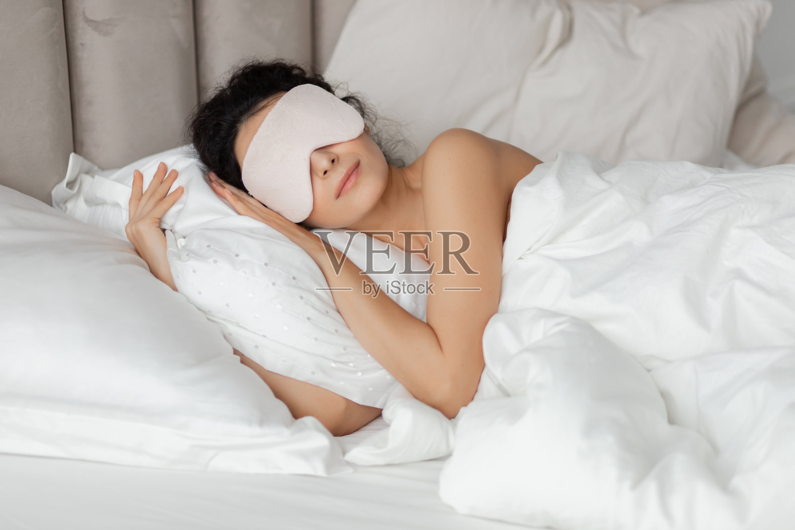 美丽的女人睡觉看到梦在白色枕头上的面具照片摄影图片