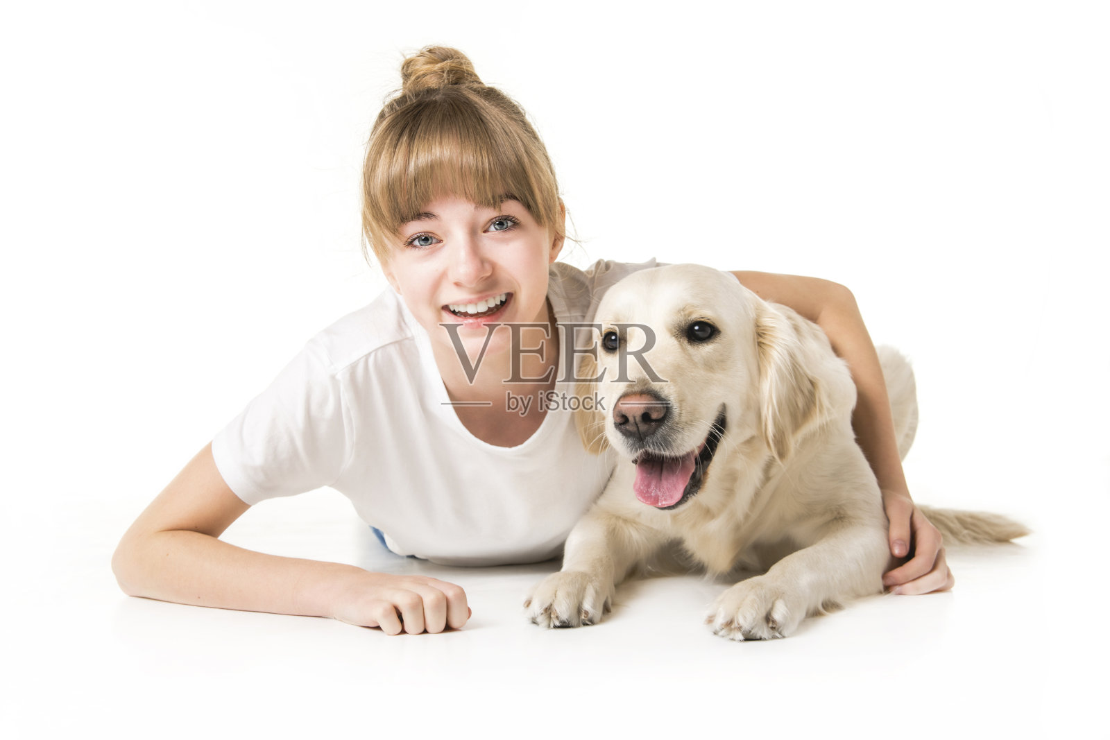 漂亮的少女和她美丽的金毛猎犬在白色的背景照片摄影图片
