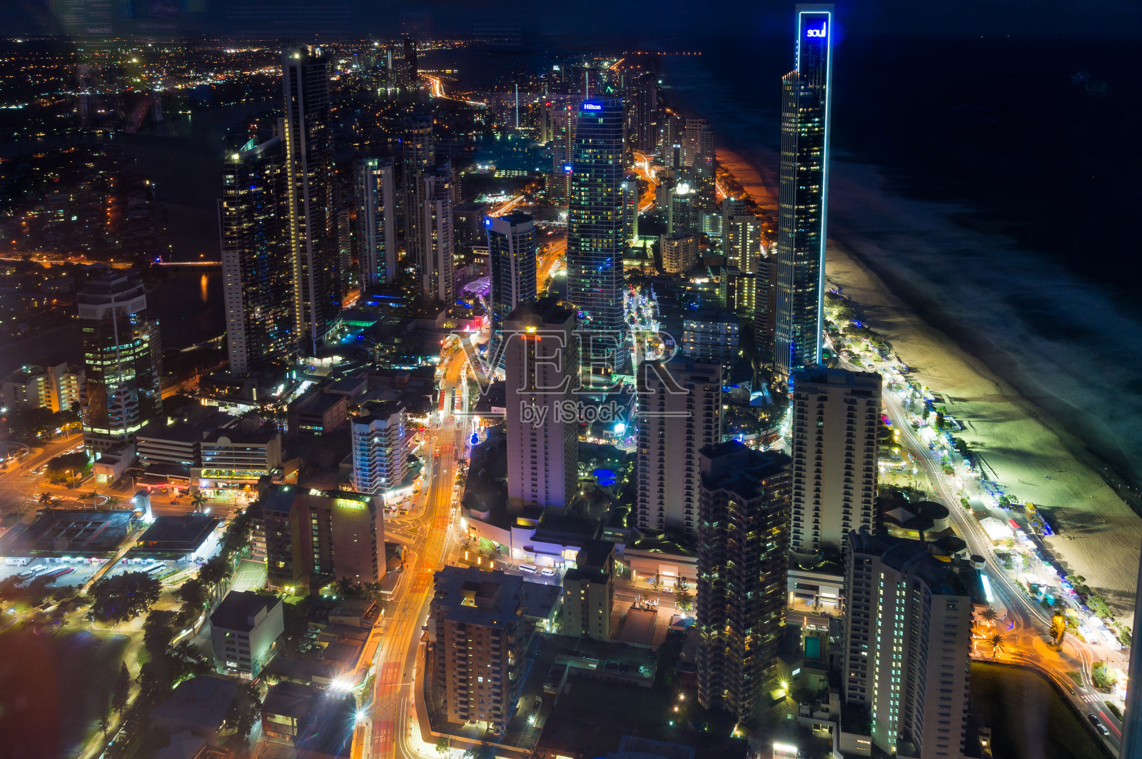 空中的黄金海岸城市景观与夜间照明和交通照片摄影图片