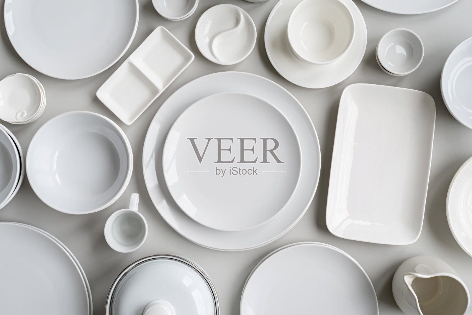 灰色背景上的白色陶瓷盘子和餐具俯视图照片摄影图片