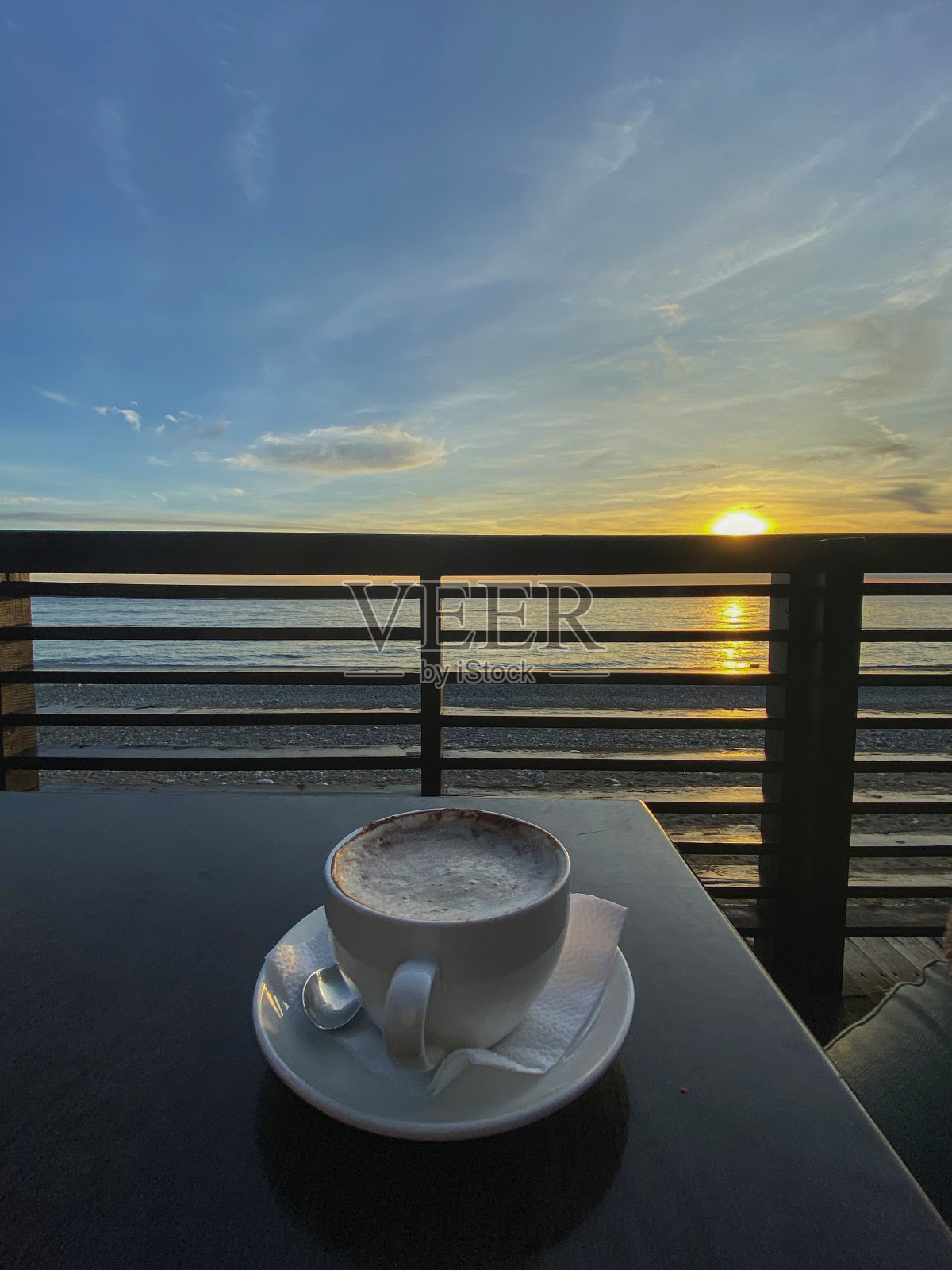 在海湾的背景下喝一杯咖啡照片摄影图片