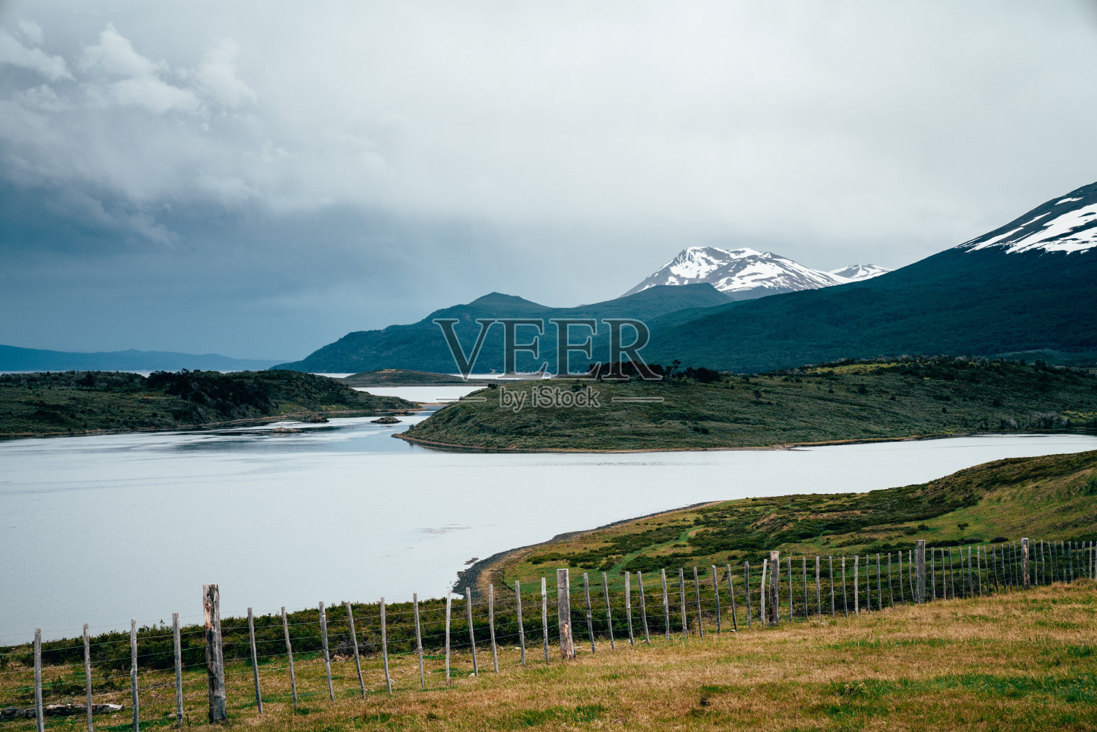 巴塔哥尼亚风景与比格尔海峡和雪山的背景照片摄影图片